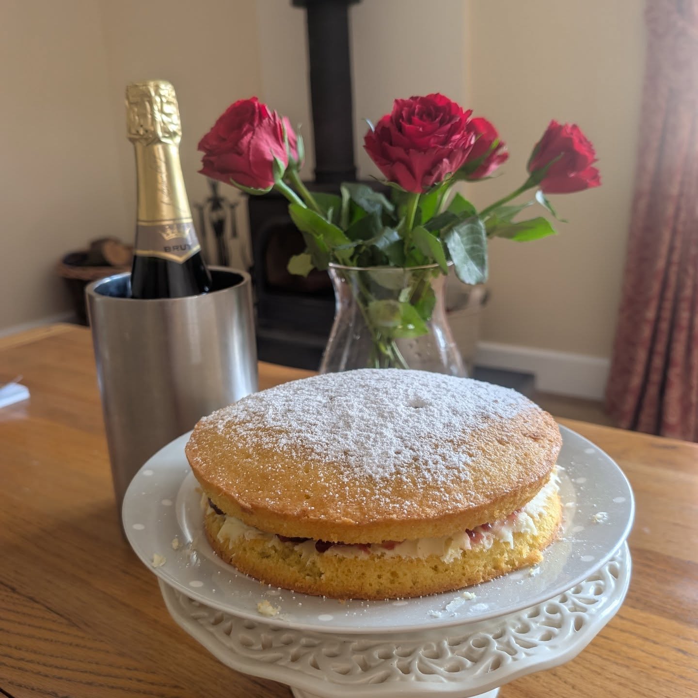 Victoria Sponge, flowers and a bottle of fizz. We like to spoil our repeat guests 🥰🍰🍾
.
.
.
.
#lowerwillsworthy #holidaycottagesuk #dartmoornationalpark #dartmoorholidays #dartmoorholidaycottage #escapetothecottage #escapetothecountry #countryretreat #cottageholidays #dartmoor #ukbreaks #selfcateringaccommodation #vistdartmoor #visitdevon #devon