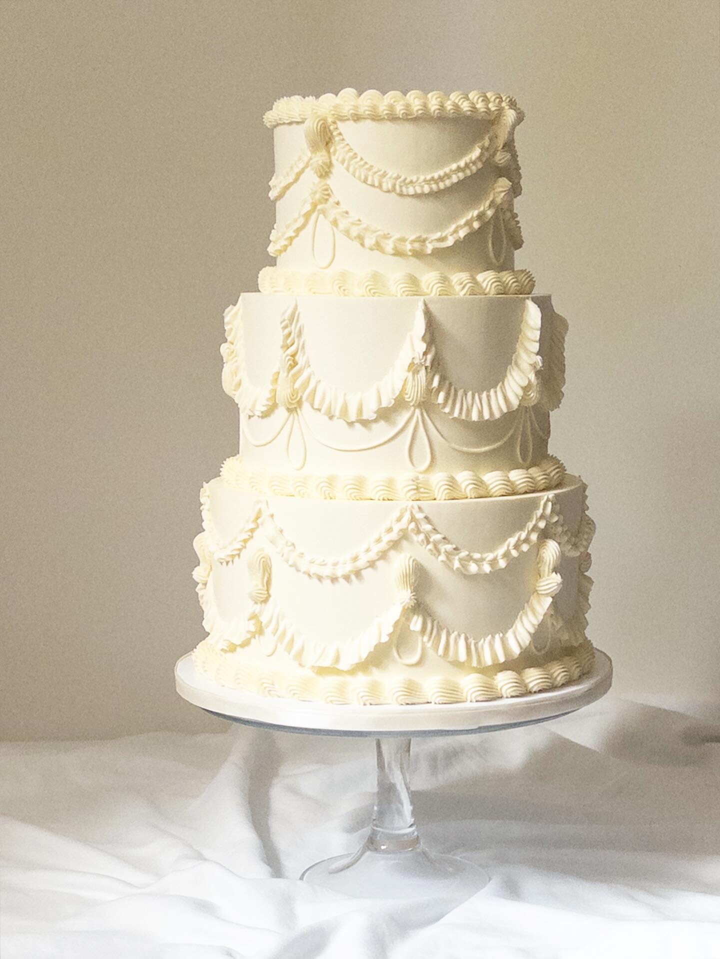Classic buttercream details for Emily & Alex 🤍
