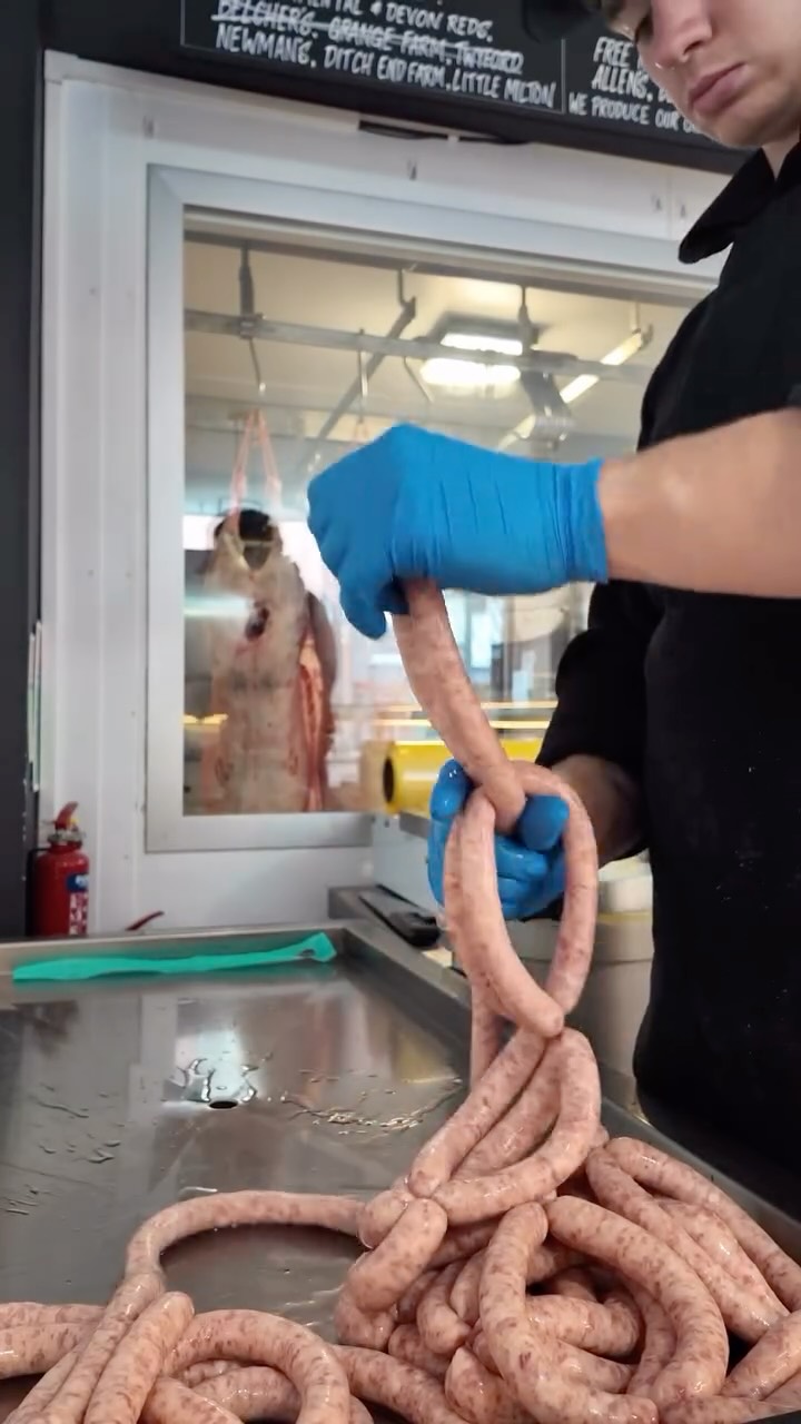 A sneak peek at a day @stefansbutchers 🥩🔪
Who likes coming behind the scenes with us? 👀
#stayhungrywokingham #behindthescenes #butchers #meatlovers #wokingham #local #foodies #meatlovers #tasty
