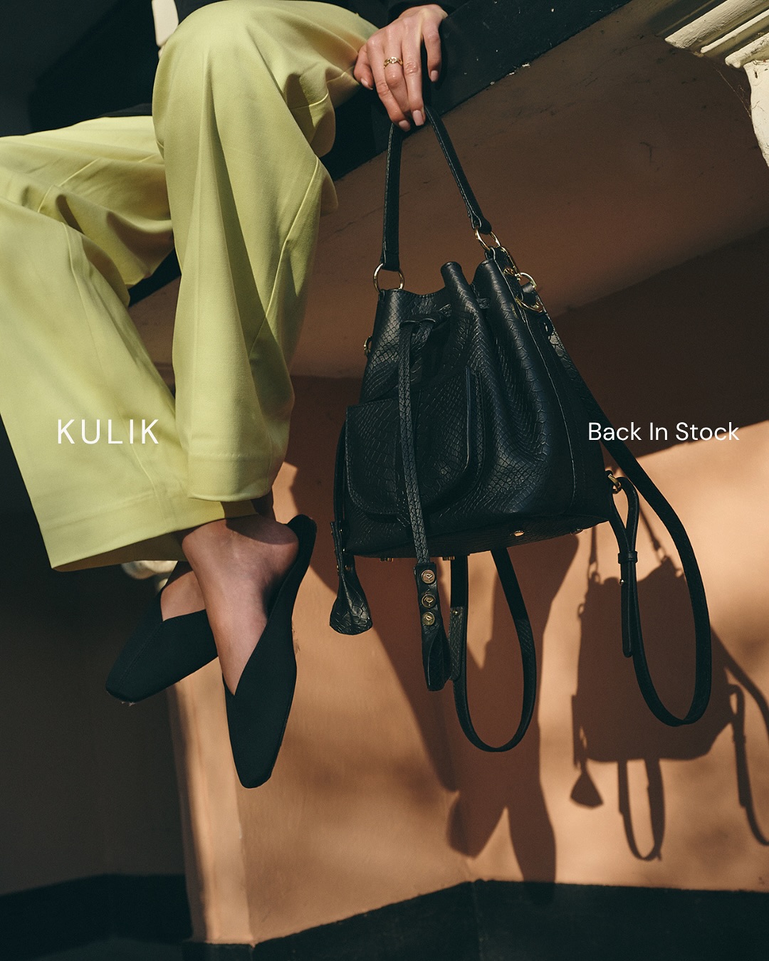 Kultowy wraca tam, gdzie jego miejsce
Worek–plecak, który podbił serca, znowu dostępny!
Wyjątkowa faktura skóry, ręcznie pleciony pasek w etnicznym stylu i funkcjonalność, która sprawia, że możesz zabrać go absolutnie wszędzie.
To nie tylko torebka – to charakter, wygoda i styl zamknięte w jednej formie.