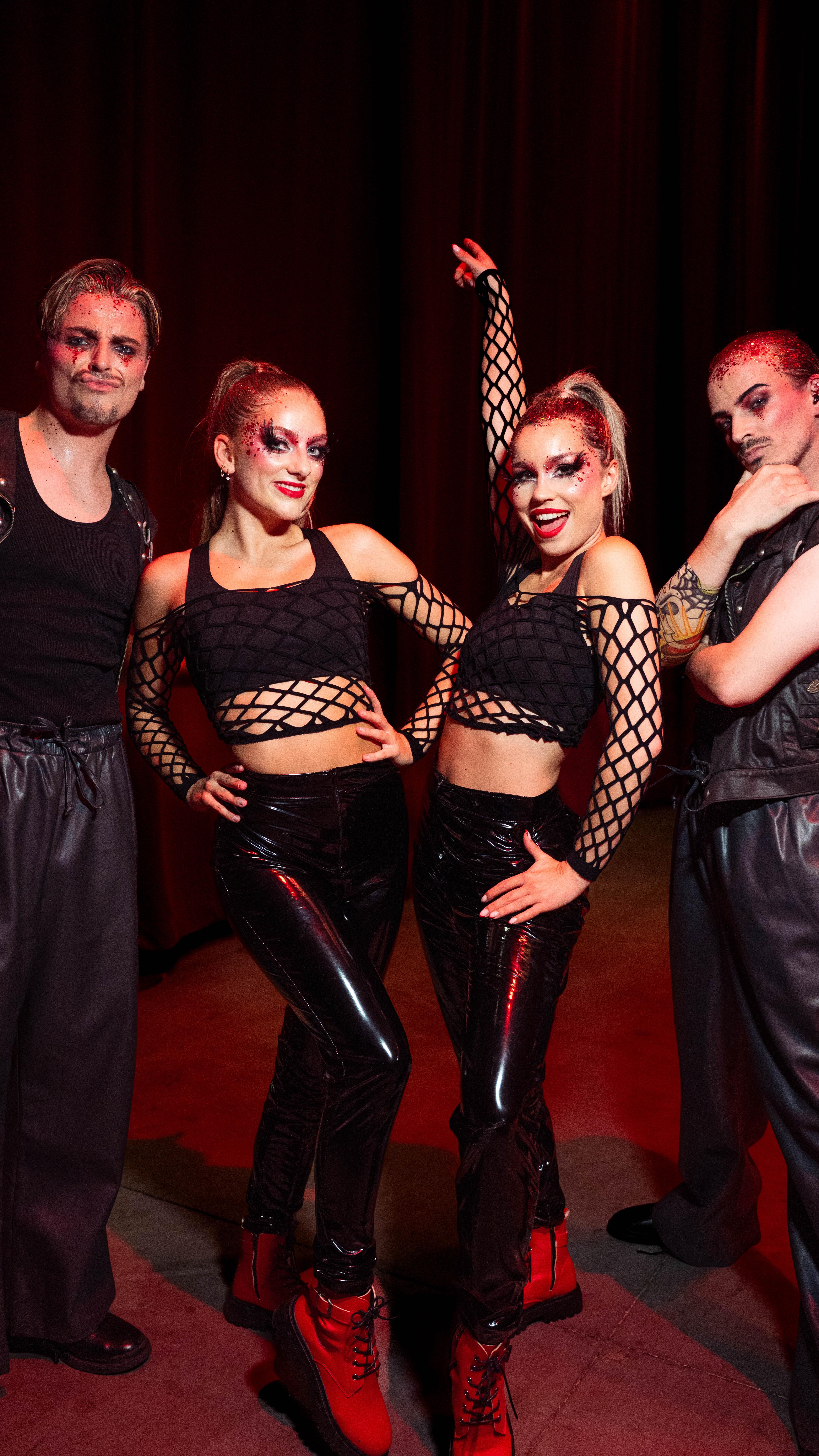 Freestyle dancing with @roos_van_acker and @anneliesorye for their @radiowilly set at the @dpgmediabe staff party! 🤘🏽🎸 #mysharona #radiowilly #dpgmedia #dance #dancer #stage #freestyle