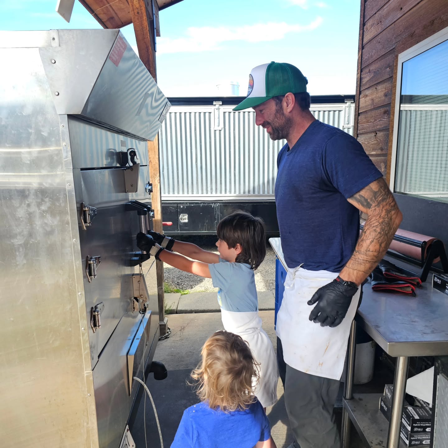 Sous Chefs in training.
👇
Follow Yer Nose BBQ is Open and rolling smoke Thursday-Monday 11:30-8:00. Rain, Snow, or Shine. Indoor seating is always available inside the bakery.
🧡
#montana #bbq #souschef