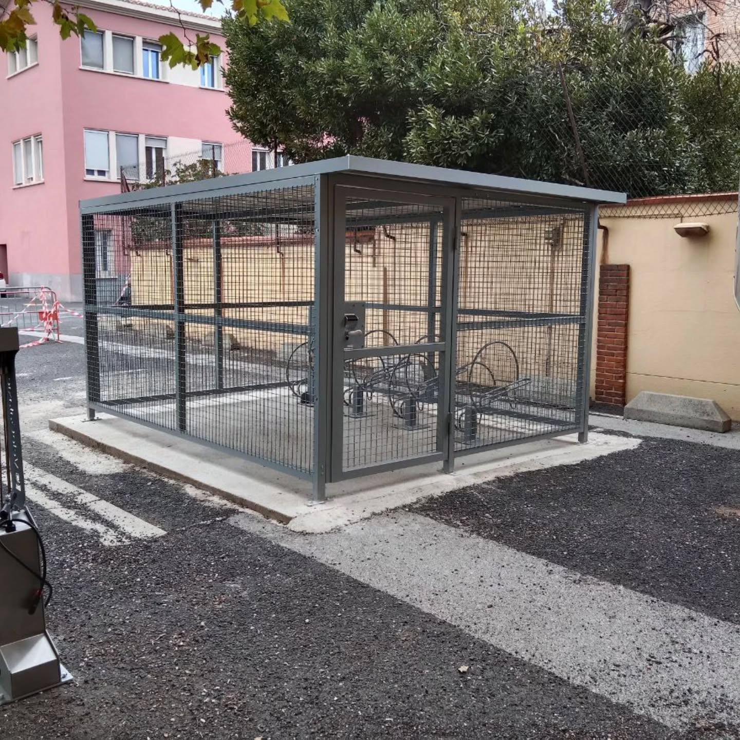 🚲🔒 Nouveau projet à Perpignan !
Installation d’un abri vélo sécurisé MIGA M60 : robustesse, praticité et tranquillité d’esprit pour les usagers.
Les vélos sont désormais protégés dans un espace fermé et modulable, avec poteaux acier 60x60 mm et toiture plate.
👉 Une solution de mobilier urbain durable pensée pour les collectivités et entreprises qui veulent offrir confort et sécurité à leurs usagers.
Merci à notre client pour sa confiance ! 💪
#mobilierurbain #mobilierextérieur #abri2roues #abrisécurisé #abrivelos #abrivelo #abrivélos #abrivélo #abrisvélos #abrisvelos #abrisvélo #abrisvelo #perpignan #mobilierpourcollectivités #sécuritéparking #mobilierdurable #écoconception #mobilierpourparkings #mobilierpourespacespublics #abriMIGA #fabricationfrançaise #circuitscourts