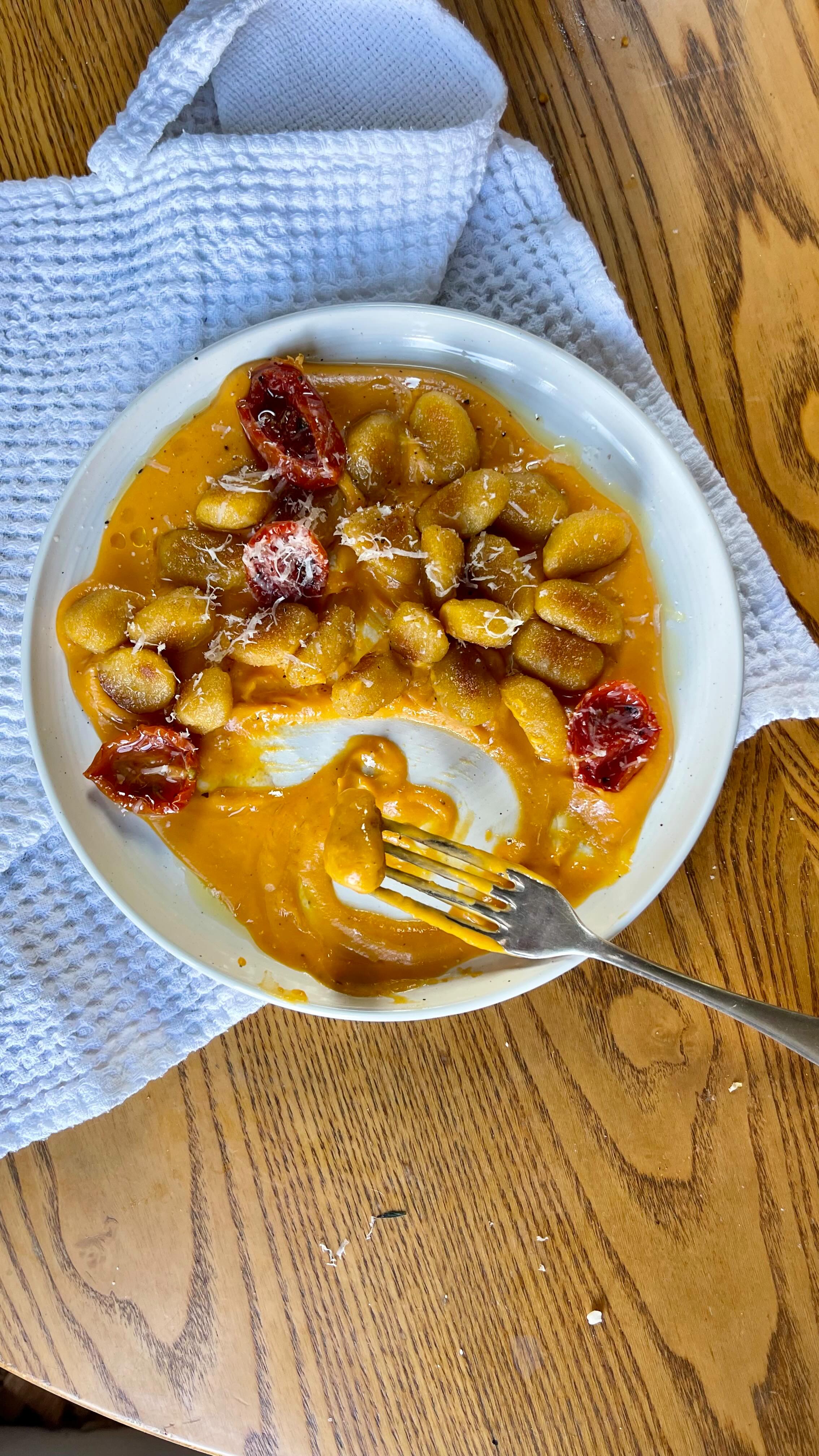 Roasted Butternut Squash Gnocchi 🧡
The oven and the blender do all the work on this one - the most effort you need is chopping your squash which is quite hard when your knife is as blunt as mine!
This is such a great recipe and the sauce lasted me days in the fridge for quick weeknight adaptations with roasted potatoes 😋
Here I’ve used @sunnyandlunaeats NEW pumpkin gnocchi - you can find it in most big Sainsbury’s stores! 🧡
You’ll need -
Half a butternut squash (or double the rest for a whole squash)
300g cherry tomatoes
3 cloves garlic
Extra virgin olive oil
Salt and pepper
Half a lemon
A glug of milk
Optional -
Sun drenched tomatoes
Parmesan
Cube your squash (you can use a different type of squash, just taste and add a little honey with the milk when it’s blended if it’s a bitter squash) and add to a baking tray with the tomatoes, garlic in their skins and drizzle with oil. Season and bake in the oven for around 20 mins or until the squash is soft and starting to brown
Allow to cool slightly and add to a blender with a glug of water. Blend into a paste and taste. Add the lemon juice, honey if you need it, more seasoning to taste and a glug of milk. The milk will help it reach that silky consistency so add a little first and see how it comes out. Keep adding until it’s the right texture.
Pan fry your gnocchi for 5 minutes until it’s golden brown with a little oil. Plate up and add the optional sun drenched tomatoes and Parmesan if you like. You can make it vegan by using oat milk and nutritional yeast.
Enjoy and keep the left over sauce in a jar in the fridge for 5 days