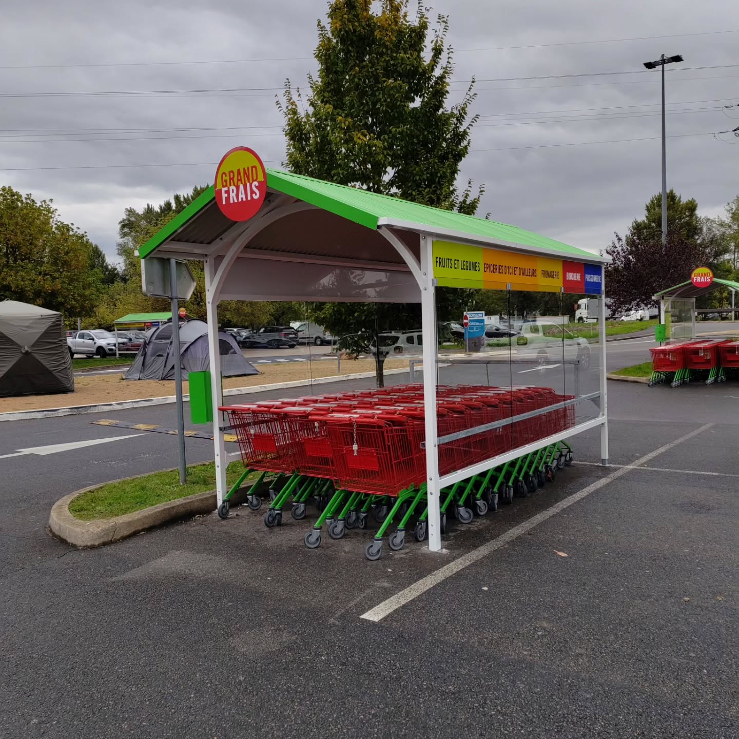 🛒✨ Nouvelle installation à Varennes-lès-Mâcon !
Fabrication et pose d’un abri chariot GF2 M60 pour notre partenaire Grand Frais.
Un modèle robuste et esthétique qui s’intègre parfaitement au parking et assure confort aux clients comme sécurité aux chariots.
👉 Structure acier M60
👉 Habillage en verre sécurit
👉 Signalétique et finitions personnalisées aux couleurs de l’enseigne
Merci à Grand Frais Varennes-lès-Mâcon pour sa confiance et son accueil !
#gms #partenaire #GrandeDistribution #intermarche #Leclerc #grandfrais #aldi #lidl #metro #gifi #electrodepot #carrefour #auchan #superu #castorama #leroymerlin #jardiland #abrichariots #abrichariot #abricaddie #abrigms #abrischariots #abrischariot #abrisgms