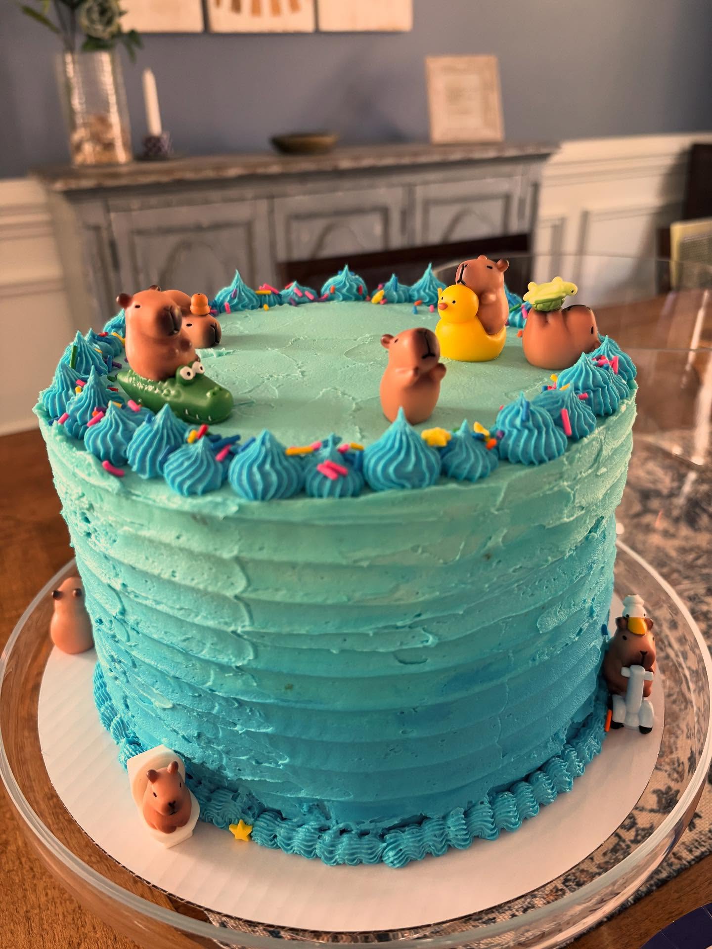 And finally a birthday cake for my own sweet boy 🥳🥳 my very first rodent themed cake… per his request… covered in Capybaras!! Vanilla cake layers, vanilla buttercream and golden Oreo whipped cream filling 🤤 Quite the Capy Birthday 🩵