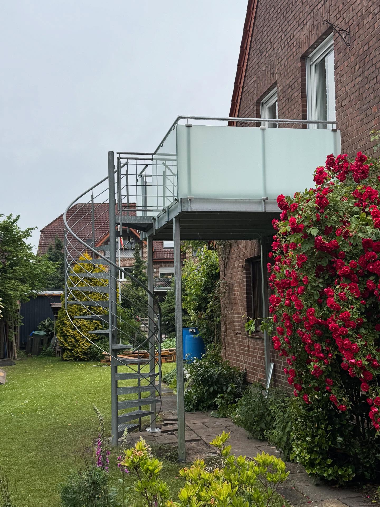 Austausch eines in die Jahre gekommenen Balkons mit dem Hauseigenen Minikran. #minikran#balkon#neu#glas#metallbau#jekkocranes#handmade