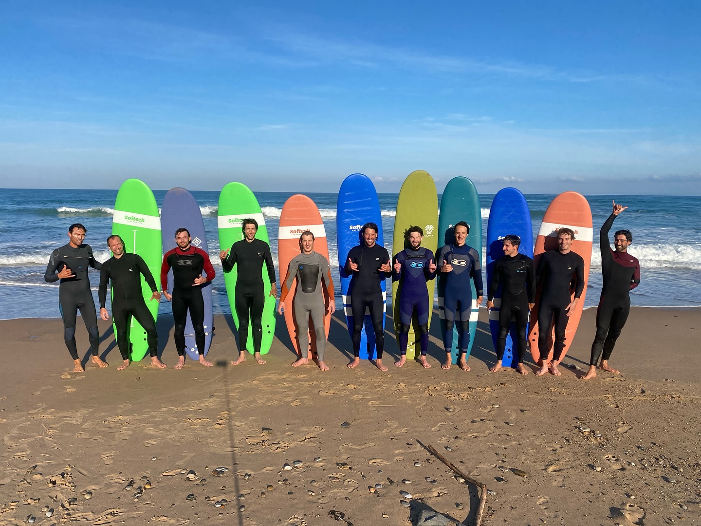 Jolie session avec la team du séminaire owkin , dans une ambiance matinale avec un air frais, mais une eau encore chaude(21•c), de belles vagues et la plage rien que pour nous! réchauffé par les premiers rayons du lever de soleil ☀️l’ambiance était magique ! 👌L’automne offre toujours des moments incroyables ✨🤙💙
@xirimirisurfcoaching
@f.o.c_frankoceancoach
#surf #sunrise #teambuildingactivity #xirimirisurf #paysbasque #bidart #seminaire #event