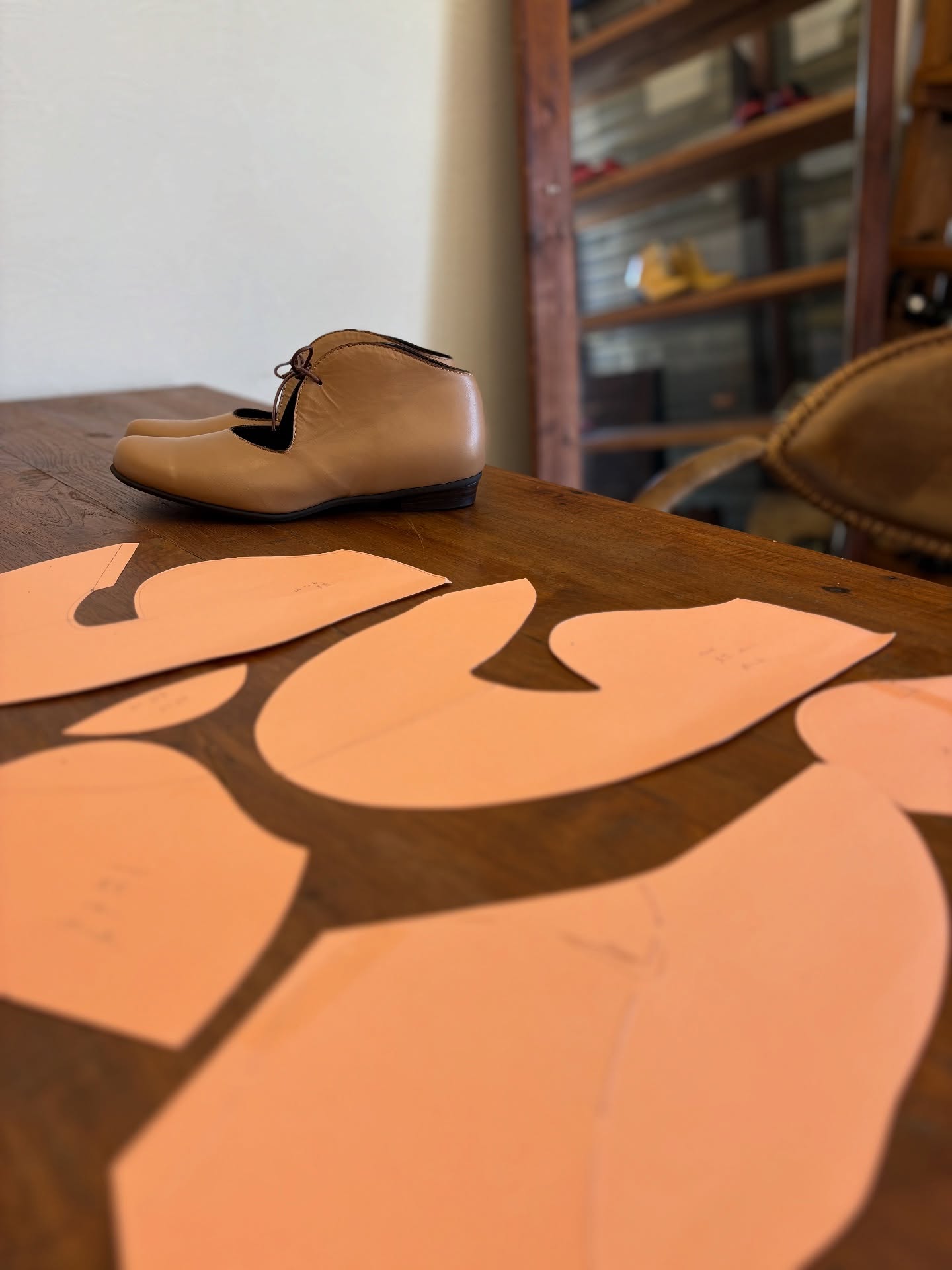 \NITEN Design /#3 Miyuki -美雪-
今年の秋冬用の靴として生まれた靴
美は、優れたものや美しいものを意味する言葉、シンプルな外見と色々な足の形でも、足が美しく見えるデザインで、履く人に愛される靴になってほしいという願いと、
雪は、季節を感じ、人に安らぎをもたらす気象現象を象徴した言葉、履く人に安らぎをもたらす靴になってほしいという願いを込めてつけました。
シンプルで足が美しく見えるデザインで、履く人が安らげる靴です。
#二天一流総本舗 #niten #革製品 #革靴 #デザイン #leather #leathercraft #leathershoes #design