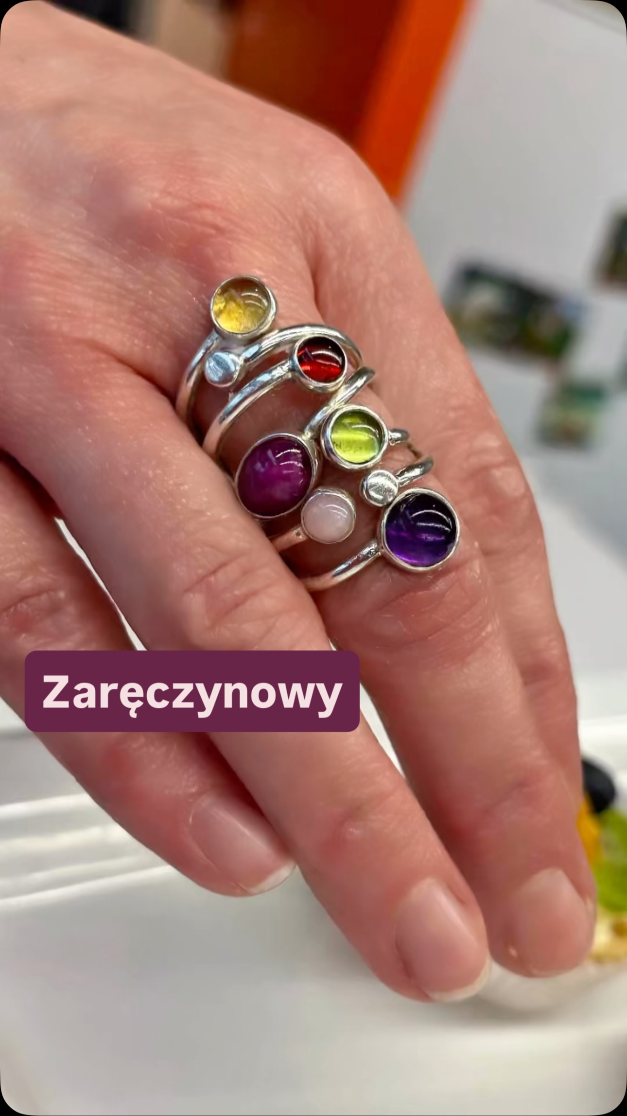 Przed wami pierścionek zaręczynowy Karoliny.
Zamówiony cztery lata po ślubie przez nią samą. Romantycznie?
Cóż, niespodzianki nie było, szampana pewnie też - do kolorowego czasopisma się nie nadaje.
Było jednak coś piękniejszego niż klasyczny scenariusz - Prawda.
Ten pierścień jest dokladnie taki, jakiego chciała - od ukochanego Faceta, który uczestniczył w procesie wyboru poszczególnych kamieni i doborze zakrzywień, który wspierał ją na każdym etapie naszej wspólnej pracy.
Mam czasami okazję widzieć, jak ten Facet wspólne z nią się śmieje, dmucha w żagle i jak trzymają się mocno w trudniejszych chwilach.
I to jest dla mnie prawdziwy romantyzm 💍
(No i tak, rachunek też poszedł na Niego 😏)
#Pierscionek #pierścionekzaręczynowy #bizuterianazamowienie #bizuterianazamowienietorun #pierścioneknazamówienie