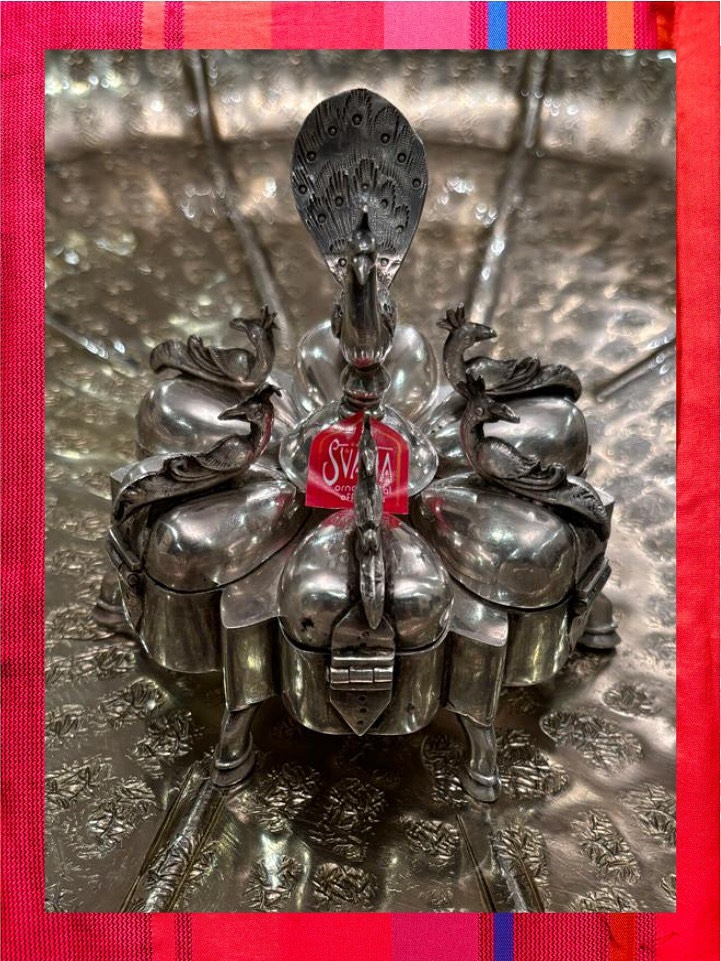 SVAHA - Artifacts “Amore”
Silver ‘kankavati’ .... It’s an antique style ornamental piece with 6 peacock headed small compartments with a centre peacock motif an important element on all Indian traditional and auspicious occasions....a must in every household!
#Svaha #ornamentalofferings #Nirmiti #customisedJewelry #SilverJewelry #HandmadeJewelry #IndianJewelry #JewelryLover #EthnicJewelry #JewelryAddict #HandcraftedJewelry
#MadeInIndia #IndianArtisans #HandcraftedIndia #DesiJewelry #TraditionalJewelry #EthnicVibes
#HandmadeWithLove #ArtisanJewelry #SilverLover #SilverArtefacts #ArtifactsAmore
