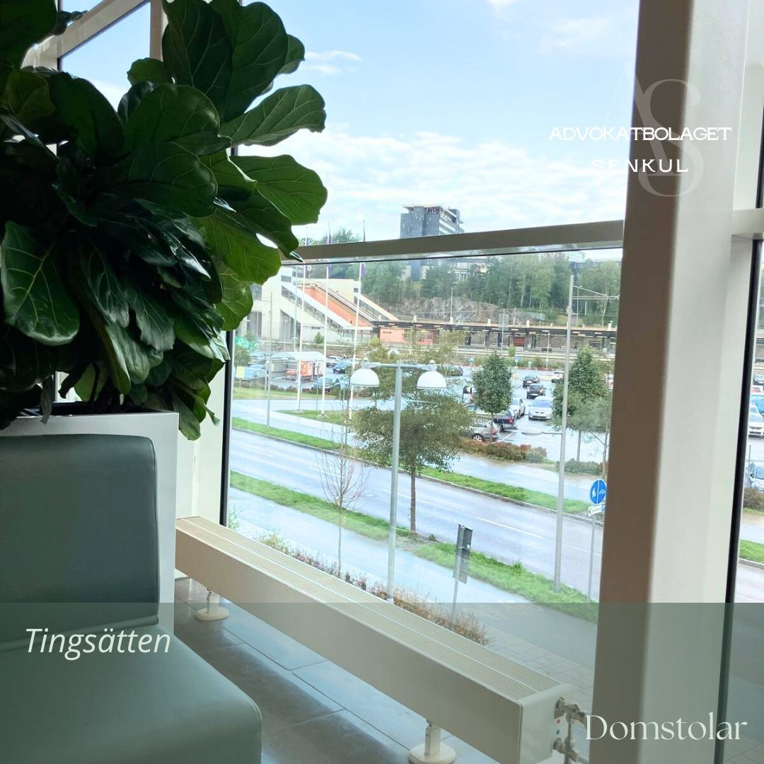 Tingsrätten är en allmän domstol och så kallad första instans för brottmål och tvistemål. Första instans betyder att det är den domstol som först prövar ett ärende. Vi har ofta mål i tingsrätten, det kan gälla allt från vårdnadstvister och avtalstvister till mål om misshandel och narkotikabrott eller penningtvätt.
Hos tingsrätten arbetar bland annat domare och notarier, de är alla utbildade jurister. Under rättegångar i tingsrätten brukar det även finnas nämndemän som deltar i det dömande arbetet. Nämndemännen är med och dömer i de mål som tingsrätten tar upp till förhandling. Förhandling är ett annat ord för rättegång.
I de flesta fall går tingsrättens avgöranden att överklaga till hovrätten. Ibland kan det krävas så kallat ”prövningstillstånd”. Vad ett prövningstillstånd är kan du läsa mer om i kommande inlägg.
•
•
•
•
•
(Foto från Södertörns tingsrätt i Stockholm).
•
•
•
•
•
#tingsrätt #advokat #advokatsenkul #förhandling #rättegång #målsägandebiträde #försvarare #försvarsadvokat #jurist #biträdandejurist #stockholm #sverige