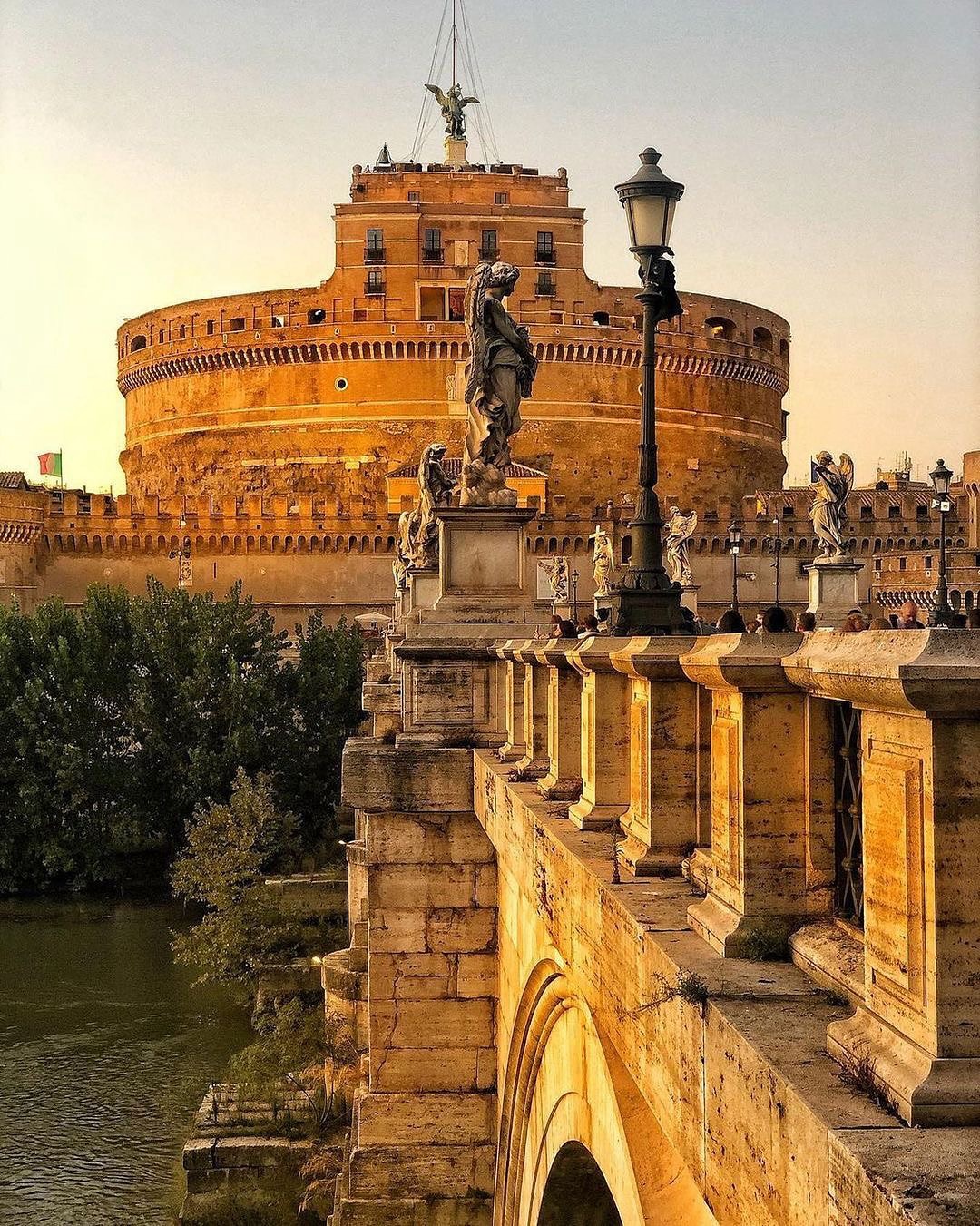 Autumn in Rome brings golden light, crisp air, and fewer crowds — the Eternal City takes on a quieter, more mysterious charm.
As Halloween approaches, Rome offers the perfect blend of history and eeriness. While not traditionally celebrated in Italy, the season invites exploration of its darker corners.
The catacombs — ancient underground burial sites — become the ideal spooky yet fascinating visit. Walking through these labyrinthine tunnels, lined with centuries-old tombs, offers a haunting glimpse into early Christian history.
For those craving atmosphere and a touch of the macabre, the Roman catacombs are the ultimate autumn experience.
Click the link in the bio to book your tour this autumn!