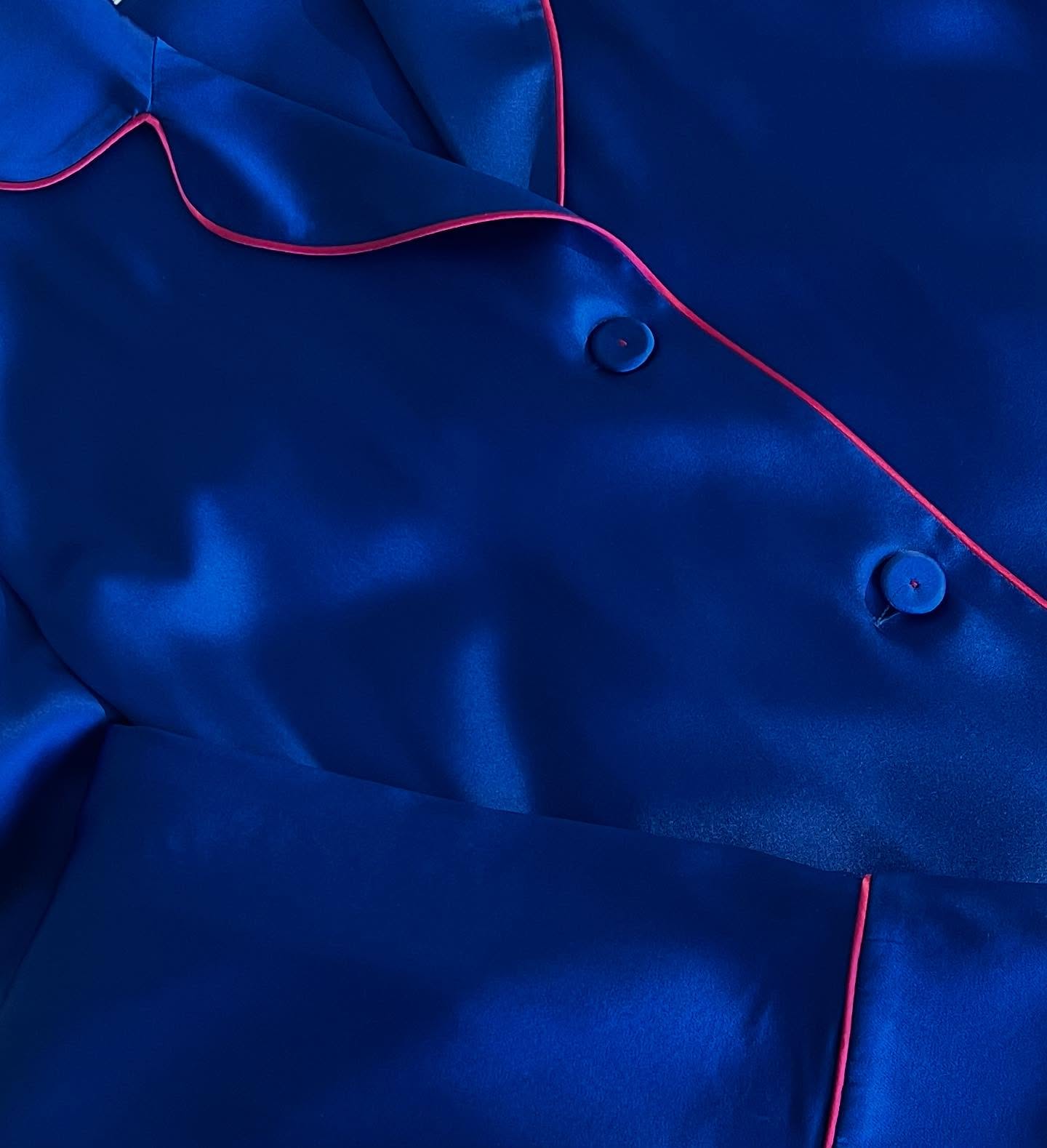 PROSEGUENDO NELLA GALLERY: COLORI &ABBINAMENTI!
Raso di Seta Bluette #34 Piping Lampone!
#raso #satin #seta #silk #pijiamastyle #handmade #sartotisl #madeinItaly #tendence #fashiontrend #ancheD&G #art #charme #stile