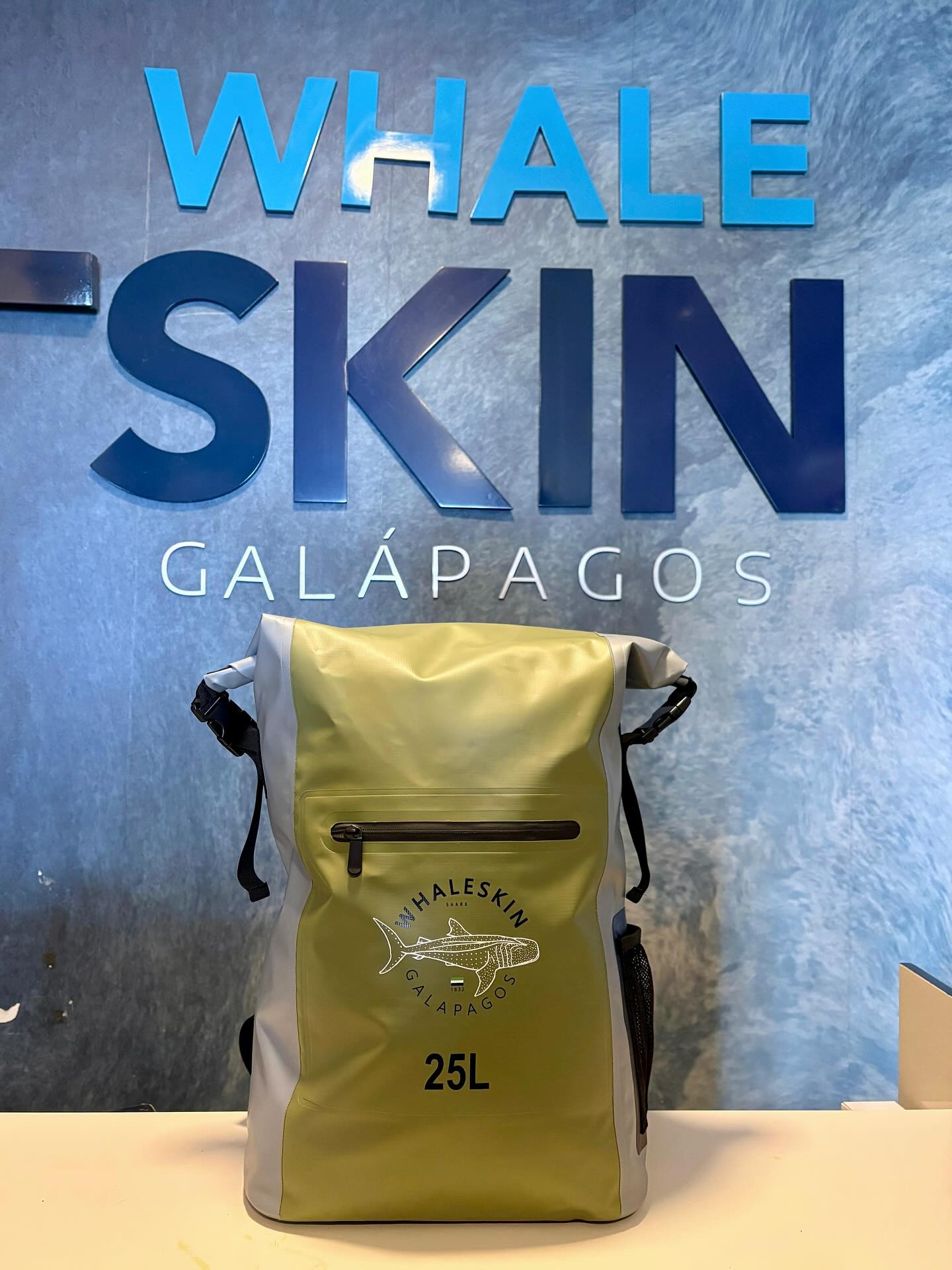 the forecast may be unpredictable, but my style stays on point with this drybag.
.
.
.
#AtomicDryBag #DryBag #BolsoDryBag #BolsoImpermeable
#galapagos #galapagosislands #sharkGuard #santacruzgalápagos #sancristobalgalapagos #playasgalapagos #ecuador #galápagosislands
