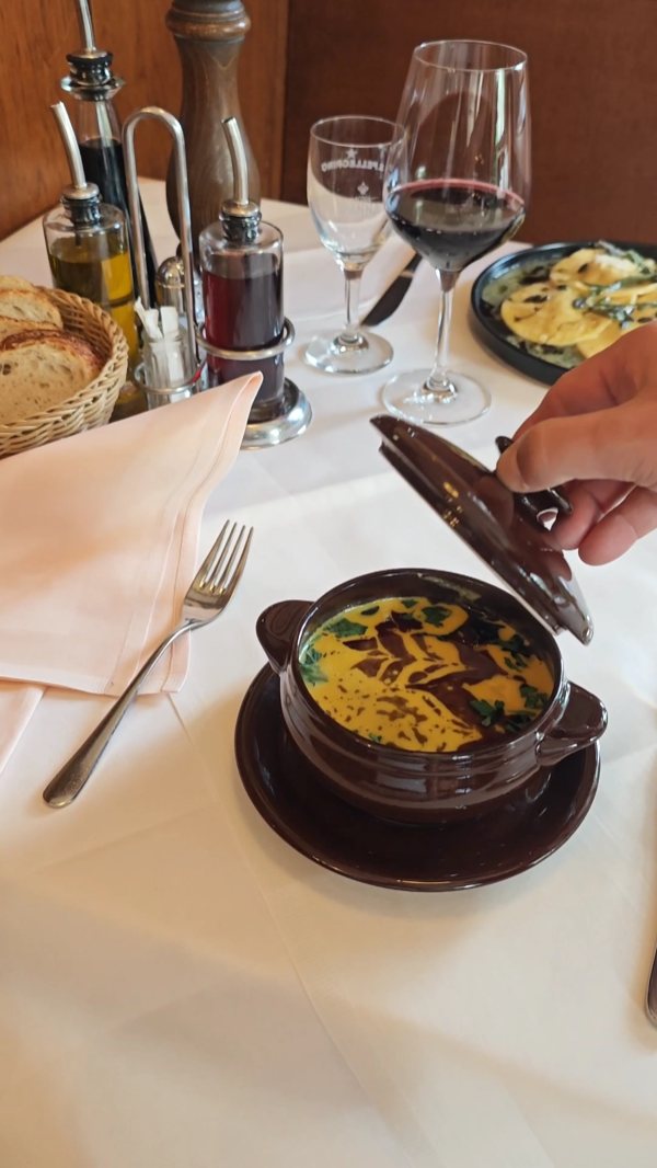 Es ist Kürbiszeit 🍁🍂 Hier ist unsere Auswahl an mit Kürbis gefüllten Agnolotti und unserer köstlichen Kürbissuppe.
Schon probiert?
#kürbissuppe#kürbiszeit
#restaurant#italienischrestaurant
#italien#deutchland🇩🇪