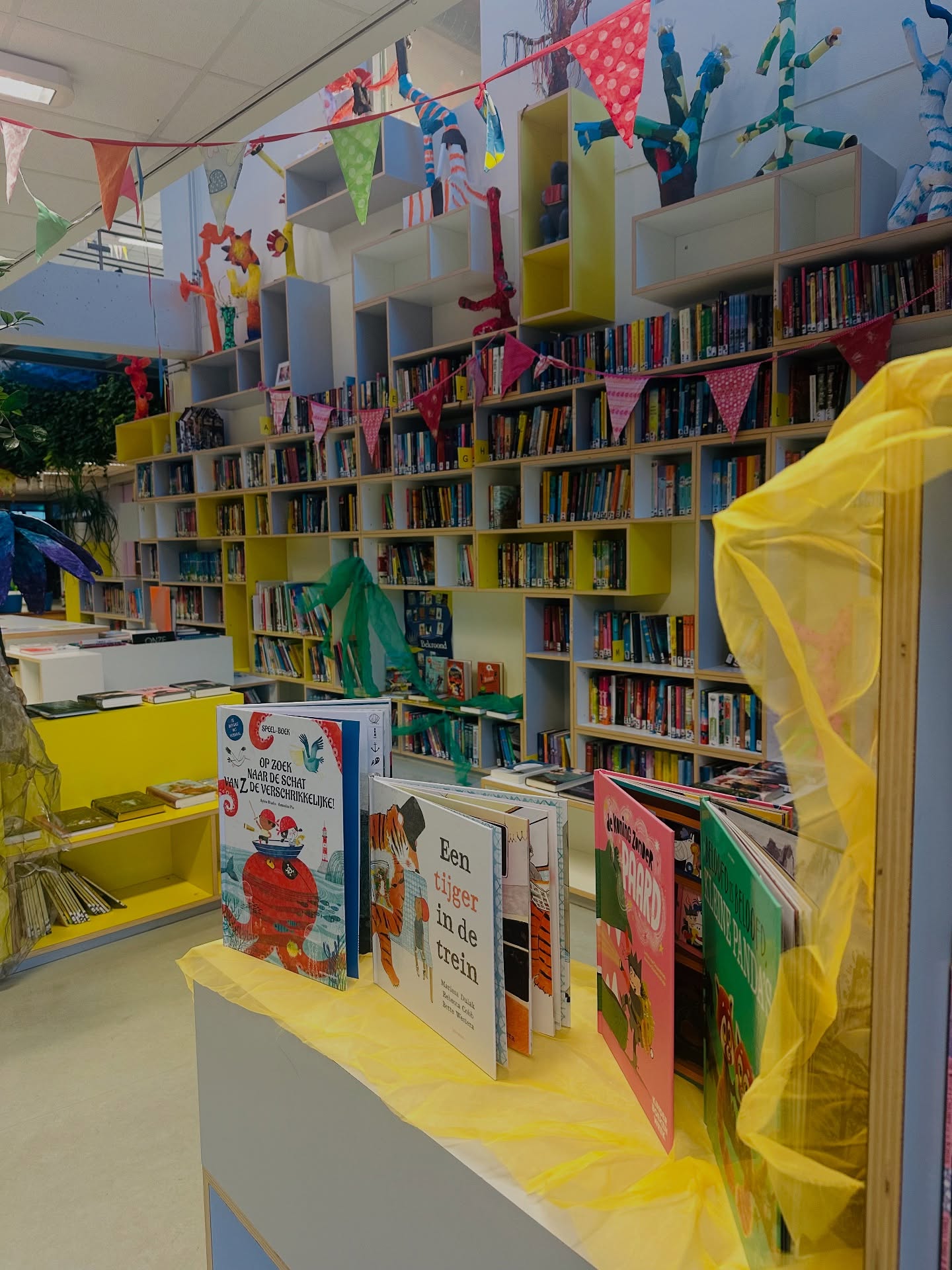 π Kinderboekenweek vol avontuur! π
Wat een geweldige start van de Kinderboekenweek: ons voorleesontbijt in onesies en pyjamaβs! πβπ₯
Iedereen kwam in zijn leukste en gezelligste outfit en de mooiste ontbijtboxen stonden klaar. Stuk voor stuk met liefde gemaakt. Wat heeft iedereen daar ongelooflijk zijn best op gedaan! π
Dank aan alle kinderen, ouders en leerkrachten die deze ochtend zo bijzonder maakten. Op naar een week vol leesplezier en avontuur! ππ
#kinderboekenweek #voorleesontbijt #samenlezen #avontuur