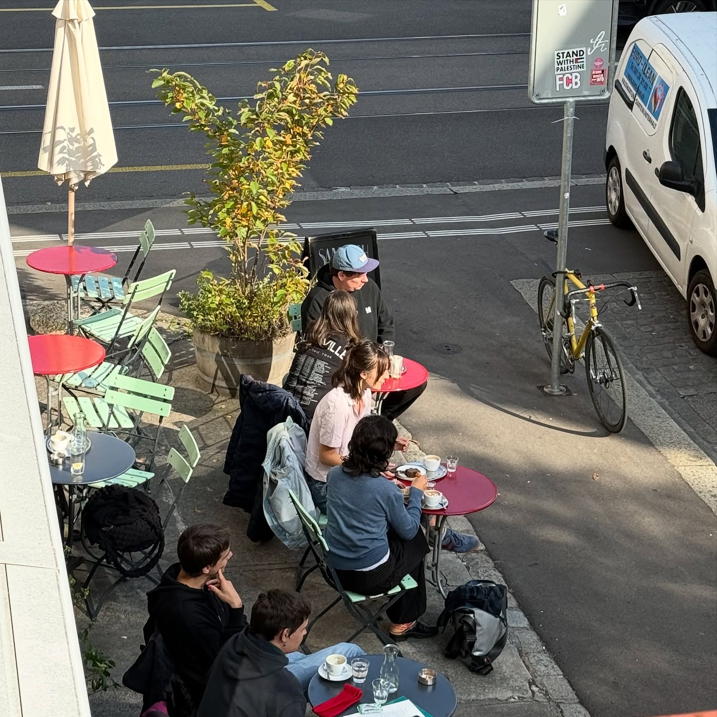 Herbstsonne 🌞 🍂
#autumn #sunshine #coffee #coffeeshop