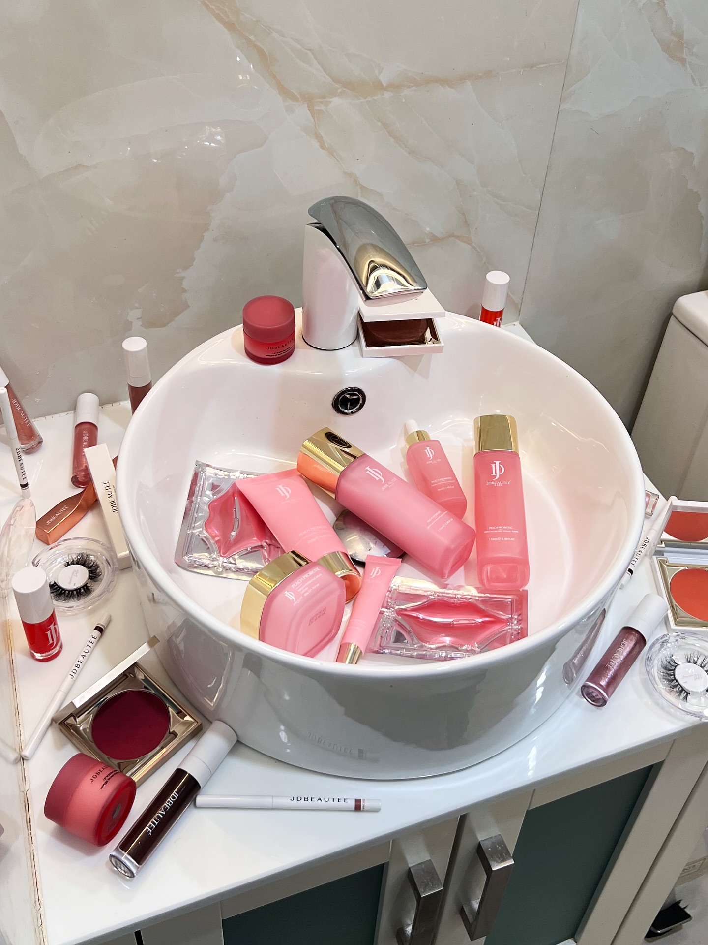 Just a casual sink takeover ✨ Because when you’re a JDBeautee babe, your routine isn’t complete without a little bit of everything 💕 From JDSkin keeping your glow hydrated & healthy 💧 to JDBEAUTEÉ cosmetics giving that final glam touch 💄 — it’s all about balance, self-care, and showing up as your best self.
Tell us babes, are you team skincare first 🫧 or glam first ✨? Drop your answer below 👇
#jdbeautee #lipglossline #explorepage #lipgloss #lipglossfilling #lipglossislife #lipglossswatches #pinkskincare #skincaretips101 #hydratingcleanser #plantbasedskincare #koreanskincareroutine #skincaresale #skincareaddiction #explore