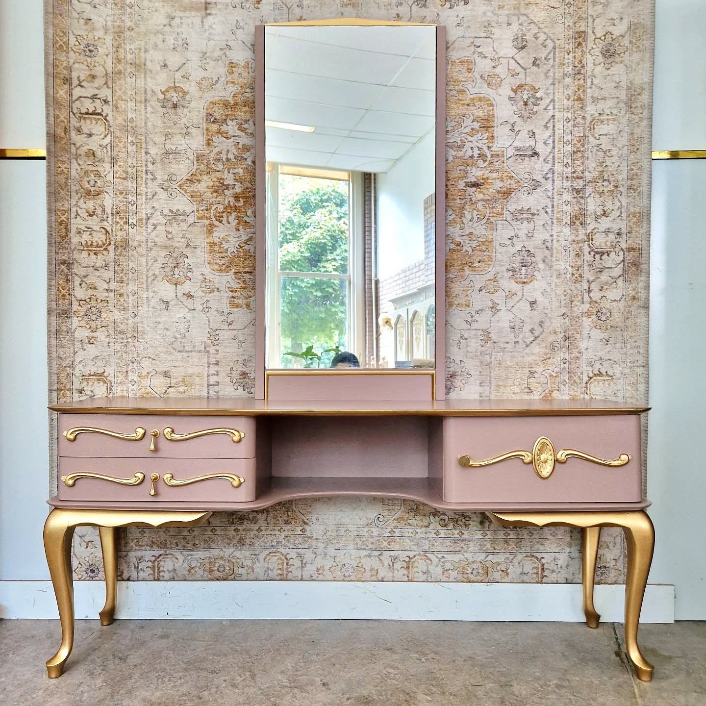 Prachtige vintage kaptafel met spiegel, volledig gerestyled in een unieke kleurencombinatie van oudroze en goud.
Handgeschilderd en afgewerkt met oog voor detail
Originele sierlijke poten en gouden handgrepen
3 ruime lades voor al je make-up, sieraden of accessoires
Grote spiegel, ideaal voor dagelijks gebruik of als statement piece in je slaapkamer
Afmetingen kast:
Hoogte:59 cm
Breedte: 133 cm
Diepte: 36 cm
Spiegel:
Hoogte:98 cm
Breedte: 50 cm
Om meer nieuwe unieke meubels te ontdekken, bekijk ook eens mijn andere advertenties.
Mina Donyavi Art Gallery
Velp(Noord-Braban