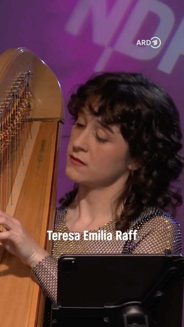 This piece has been both the starting point and a driving force of my artistic journey — inspiring me to push boundaries and turn dreams into reality. 💫
Thankful to Caroline Lizotte @lizotte_caroline for writing & publishing it back in 2000. 🙏✨
Next week I’ll be performing it in Hamburg at Resonanzraum as part of Urban String with the amazing @ensembleresonanz .
📍 October 2nd, 9 PM
And if you can’t make it — you can now find it on my YouTube channel! 🎶💻
🎥 @franziskadieckmann
🎧 @burakcaner040
Thank you for the invitation @cdroeck !
#ndrkulturextra #solo #MusicJourney #MusicalInspiration #DreamsInMusic #LivePerformance #ConcertVibes
#Harpist #HarpMusic #ClassicalMusic #ContemporaryClassical #CrossoverMusic
#HamburgConcert #UrbanString #EnsembleResonanz #Resonanzraum #LiveInHamburg
#BreakingBoundaries #ArtisticPath #SuiteGalactique #CarolinLizotte #WomenInMusic