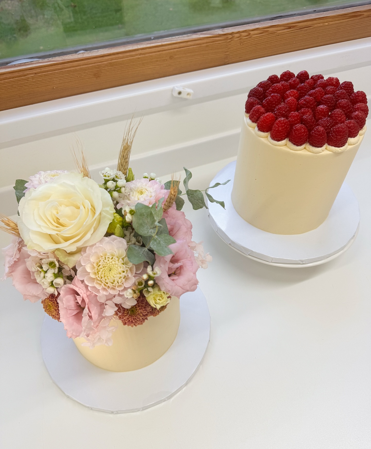 ๐ซ Two babes side by side ๐ซ
First is a lovely seasonal wedding cake for G&R who wed at the gorgous @thecoachhousederby last week. Perfect flowers from @boutique_florist_ltd ๐ธ
Second is a minimal but perfect towering raspberry cake ๐ฐ