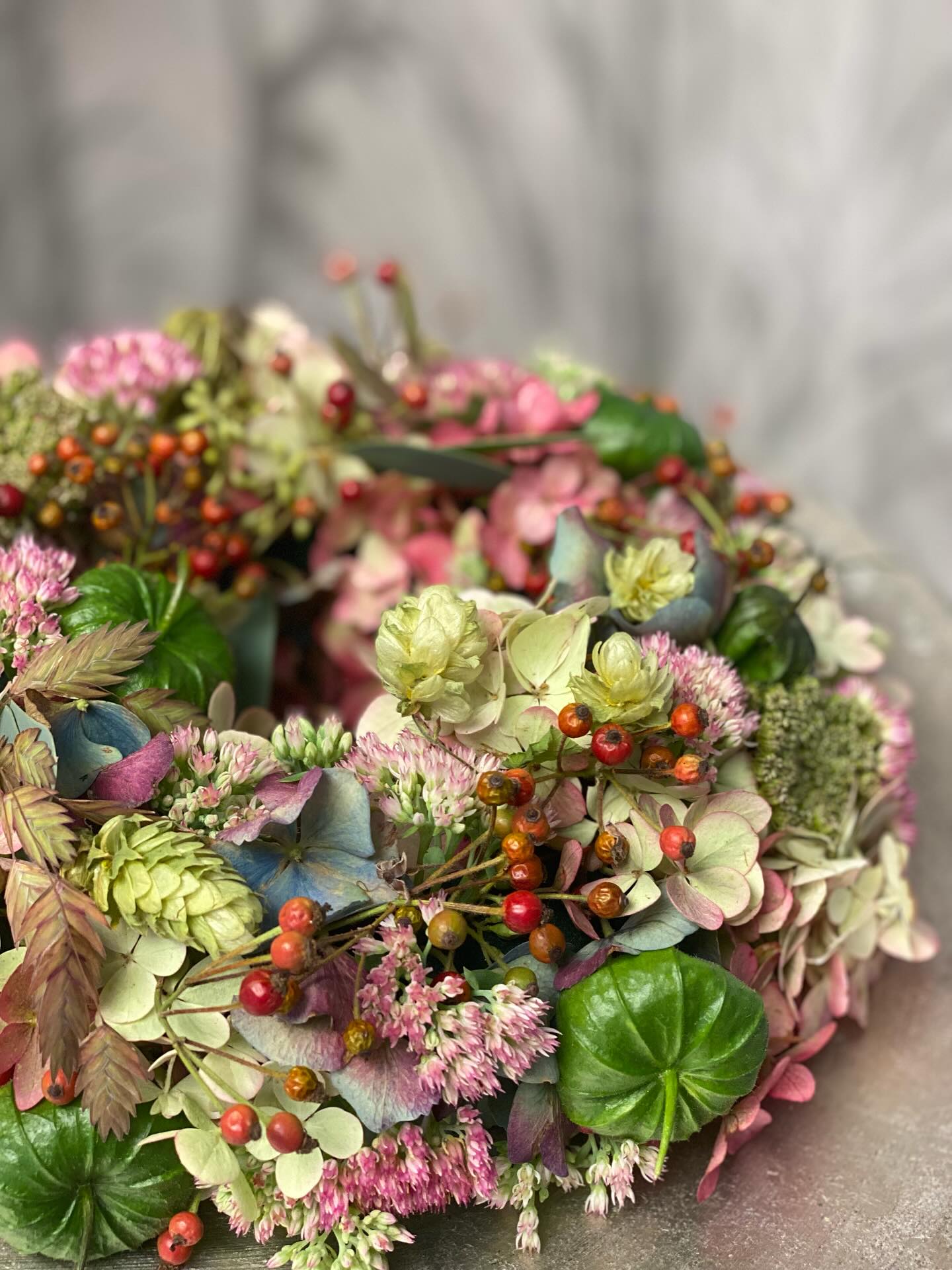 Der Herbst ist da und mit ihm nochmals die ganze Farbpalette. Dieser wunderschöne Kranz ist im Workshop von letzter Woche entstanden. Auf www.atelierblumenstil.ch findest du alle Kursdaten. Wer weiss, vielleicht hast auch du bald deinen selbst gemachten Kranz zu hause?
#workshop#kranz#kurs#selbermachen #herbst#herbstkranz#mitliebegemacht #handwerk#handgemacht#florist#floristin
HERBSTKRANZ
HANDGEMACHT
WORKSHOP
KURS
BLUMEN