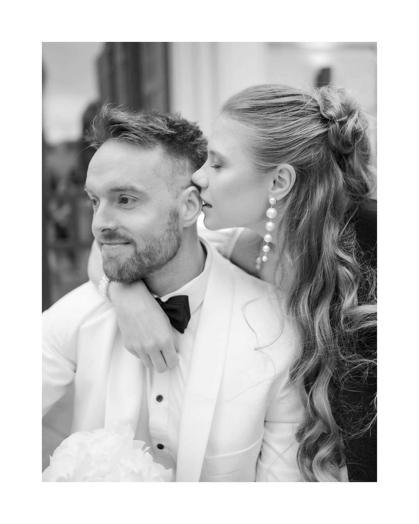 Ein Hauch von Paris in Hamburg ✨
Dieses Shooting war für mich viel mehr als ein Projekt. Es war ein Erlebnis, das so nah, so zart und so voller Eleganz war. In diesem Moment lag eine Leichtigkeit in der Luft, die Liebe sichtbar gemacht hat, ohne Worte, ohne Lautstärke – einfach durch das Sein.
Wir haben eine Vision Wirklichkeit werden lassen. Ein Stück französisches Flair, mitten in Hamburg. Vom Hotel über die ausgewählten Locations bis hin zu den kleinen, liebevollen Details wie Croissants und Franzbrötchen. Alles war so fein abgestimmt, dass es nicht nur die Atmosphäre, sondern auch die Seele dieses Tages getragen hat.
Und genau das ist für mich das größte Geschenk. Zu sehen, wie Liebe sichtbar wird. Zu erleben, wie Wünsche Gestalt annehmen. Zu spüren, wie Menschen anfangen zu strahlen, zu glänzen, zu lieben. Das ist meine Passion und mein absolutes Privileg.
Merci für dieses Erlebnis voller Chic, voller Charme und voller echter Emotion. 🥂🇫🇷
_
_
_
_
_
_
_
_
_
Concept & Creative Planning: @jaronkwast.photography
Organisation & Coordination: @alanasweddings
Photography: @jaronkwast.photography @laurakaiser.weddings
Videography: @visu.alba
Dress: @modeatelierfuchs
Men‘s Suit: @wilvorst
Flowers: @atelier.zimmermann
Styling: @makeupartist_salina
Papeterie: @slowdown_art
Couple: @nananakone @jksr._
#HochzeitsfotografHamburg #WeddingInspiration #ParisFlair #Style#Jungfernstieg #HamburgWedding #HamburgRathaus #HamburgWedding #Hochzeitsfotografie #WeddingChic #Brautinspiration #ParisianStyleWedding #weddingvibes