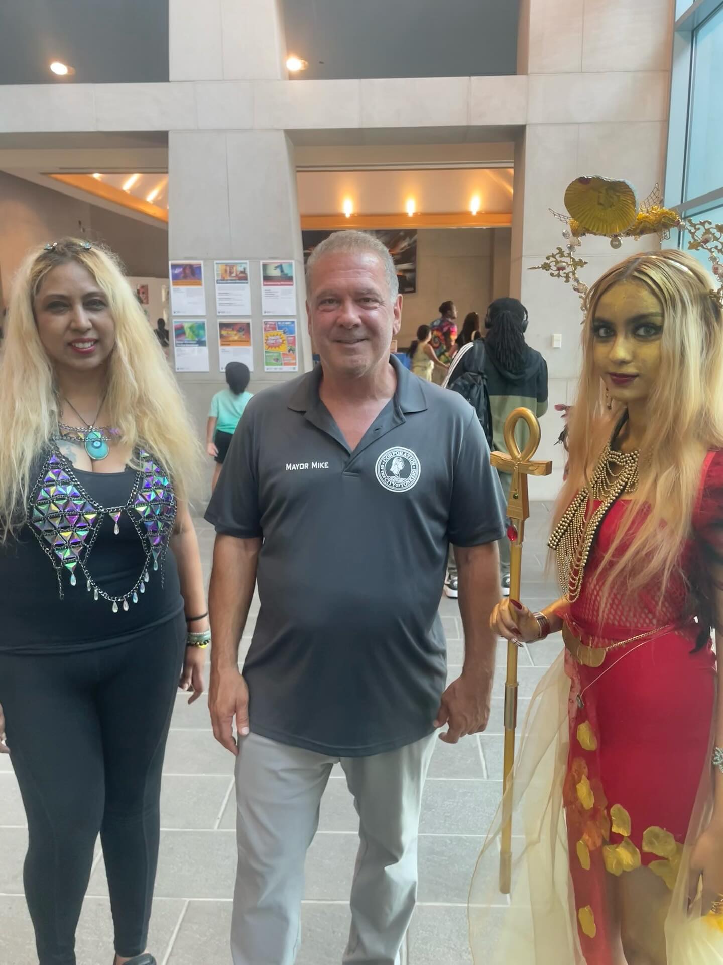 Mayor of Yonkers, complimented Mezikal Designs. The golden statue of Isis - model.Bella.. #yonkers #yonkersny #comiccon #yonkerscomiccon #yonkersart #mezikal #worldphotography #sustainability #sustainablefashion #upcyclefashion #cosplay #cityofyonkers #enjoyericaartstudio #yonkersfashionweek #mayormikespano