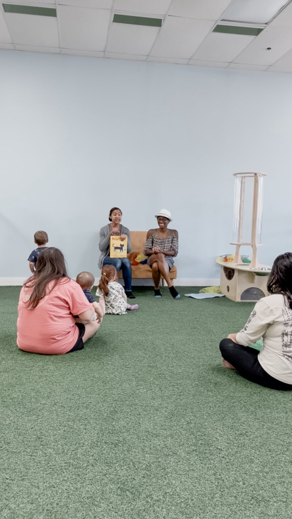 We celebrated Deaf Awareness Month with a Signing Story Time! We are so honored that @atlantadeafdisabledadvocate could join us and lead a story and craft in American Sign Language.
Would you be interested in ASL classes at the play studio? Let us know if we should offer signing story time again 👇🏽