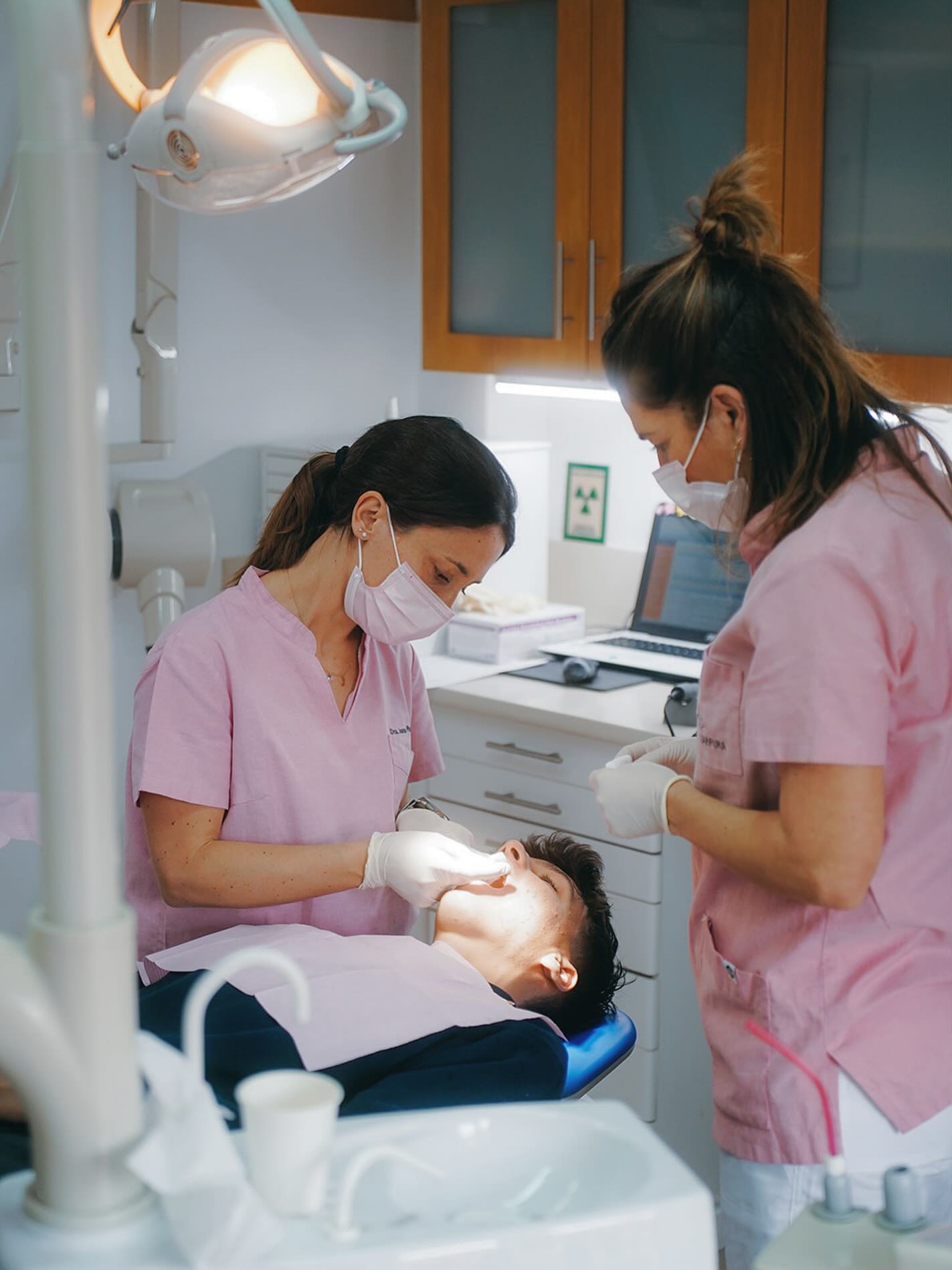 La salut bucodental és molt més que dents sanes 🦷
A Karpura treballem perquè et sentis còmode i cuidat en cada visita.
Perquè un bon somriure comença amb confiança ✨
#Karpura #DentistaGirona #SalutBucodental #Confiança #Girona