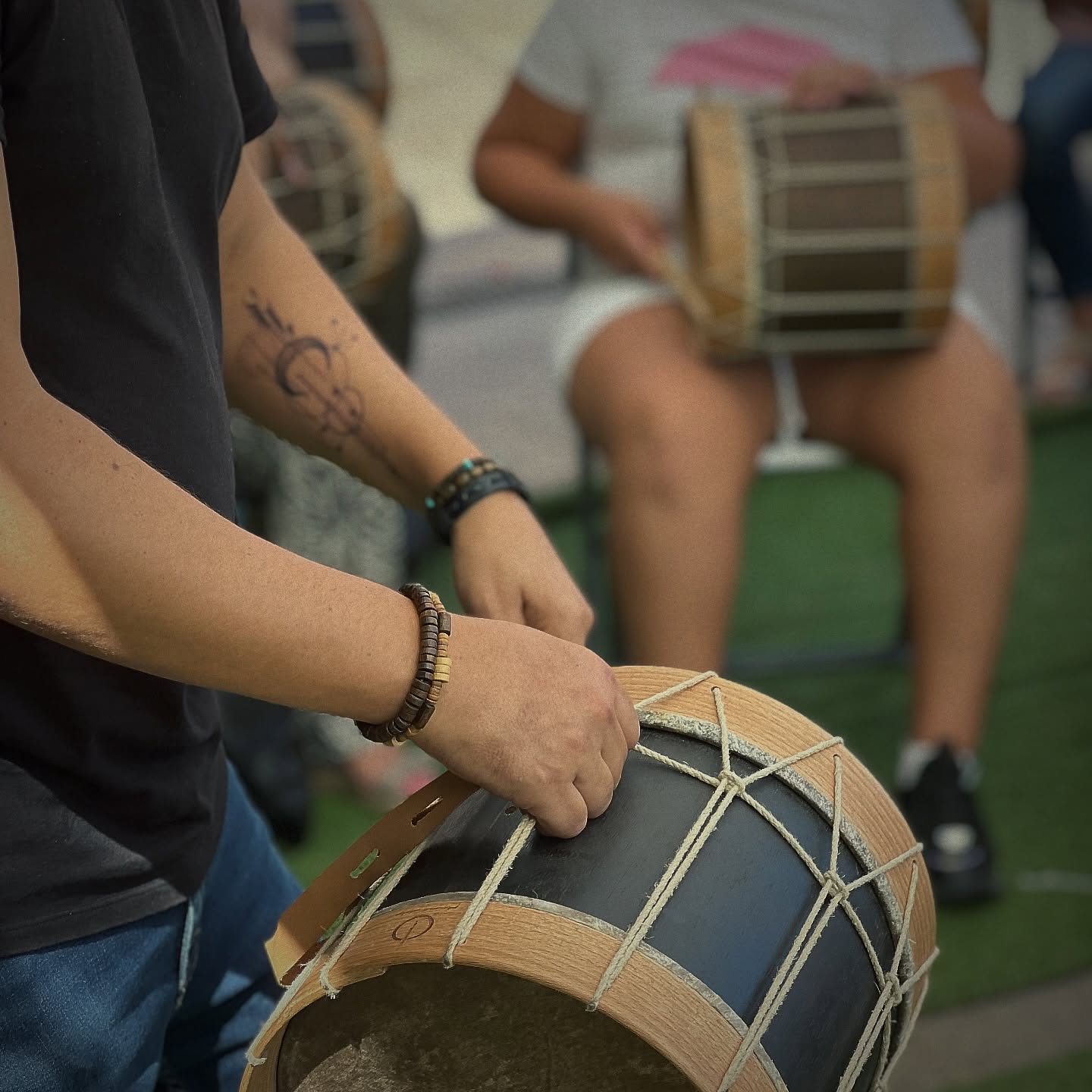 TALLER 🥁
El pasado sábado nos fuimos con nuestros tambores a @zaperocofest_ de la mano de @puntomediopro y @marchagooficial donde impartimos un taller de percusión canaria dedicado a las familias ❤️
¡Muchas gracias a toda las personas que se acercaron! 🫂
Estamos encantados de seguir llevando nuestra identidad a nuevos rincones ✨
#percusioncanaria