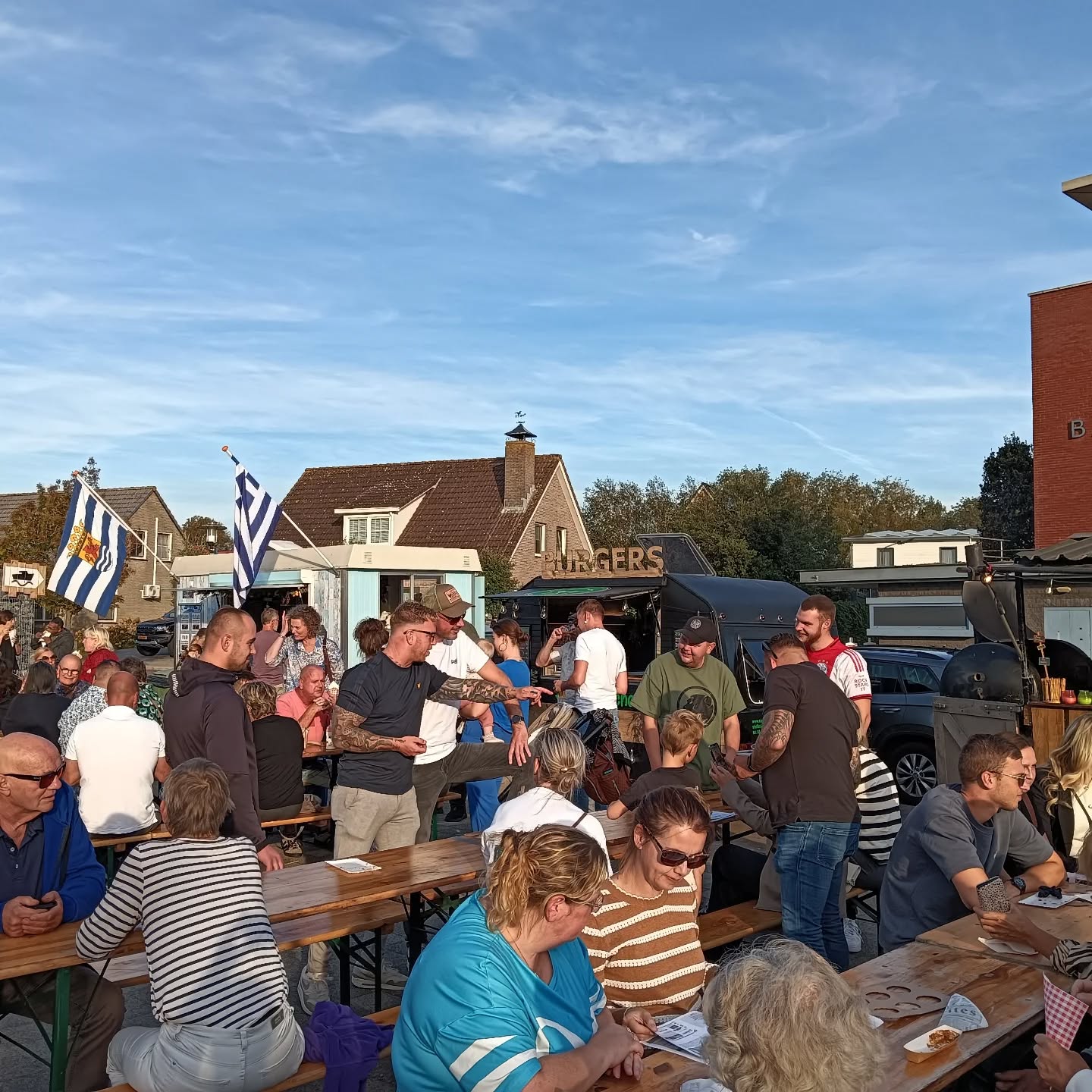 🎶🍔 Wat een sfeer vandaag op het dweilbandfestival in Hansweert! 🎶🍔
Wij hebben de hele dag genoten van de gezelligheid en natuurlijk van het bakken van onze verse broodjes hamburger. 🔥
👉 En goed nieuws: we staan er nog tot 21.00 uur tijdens de afterparty! Kom gezellig langs en sluit de dag smakelijk af met een warme hamburger. 😋✨