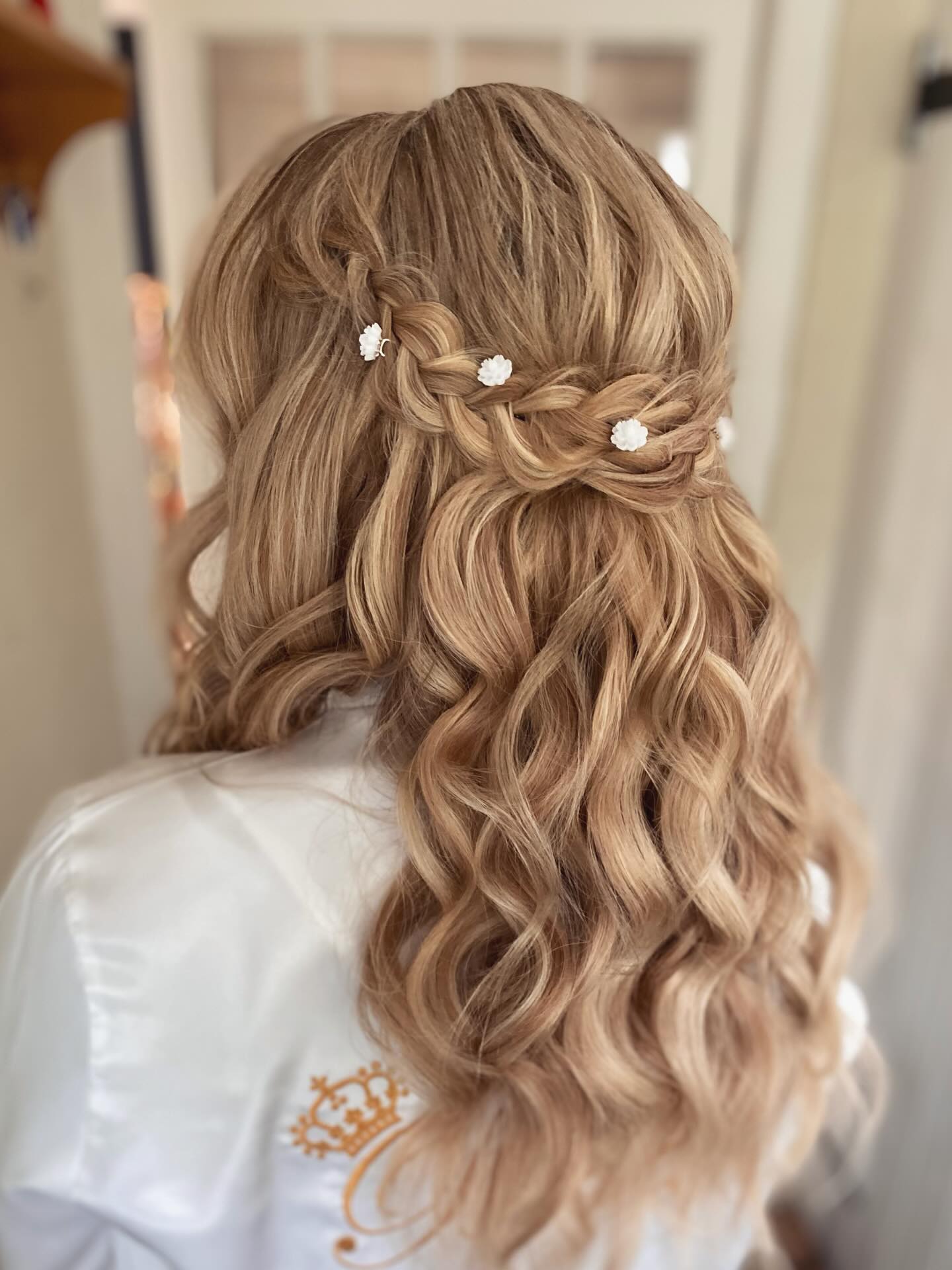 My stunning, chilled, lovely bride Ellie.
She started the day with a dreamy half-up style with textured waves, soft braids, all the boho vibes 🤎. But because she went for my Luxe package, we switched the style up later on.
Ellie usually prefers wearing her hair down but was worried she’d get too hot once the dancing kicked off 💃, so we created an updo that still felt soft and natural, with those loose pieces that give that “up but down” feel.
In her own words, she was briding the absolute s*** out of it… and I couldn’t agree more 🤌🏼😍
➡️ Swipe to see her second look ✨
Brides 🤍 if you love the idea of two looks in one day or just want hair that feels completely you, let’s chat. Drop me a msg to enquire 💌
Bride @ellie_gale89
Hair @charlotteheather_bridalhair
Makeup @makeupbyoliviafaith
Flowers @fairyglennfloristry
Dress @champagne_lace_bridal
Cake @thecakequeenlincoln
Venue @scrivelsbywalledgarden
Looking forward to seeing the photos and video from @kazooieloki_photography & @aa_videography
.
.
.
.
.
.
.
#scrivelsbywalledgarden #lincolnshirebride #lincolnshirewedding #lincolnshireweddingsuppliers #weddinghairlincolnshire #tipiwedding #bohowedding #wonderlandwedding #bridalhair #bride #weddinghairstylist #bohowedding #bohobride #tipisatwhattonhouse #leicestershirewedding #leicestershirebrides #weddinghairleicester #stamfordhairstylist #lincolnshire #stamford #leicestershire