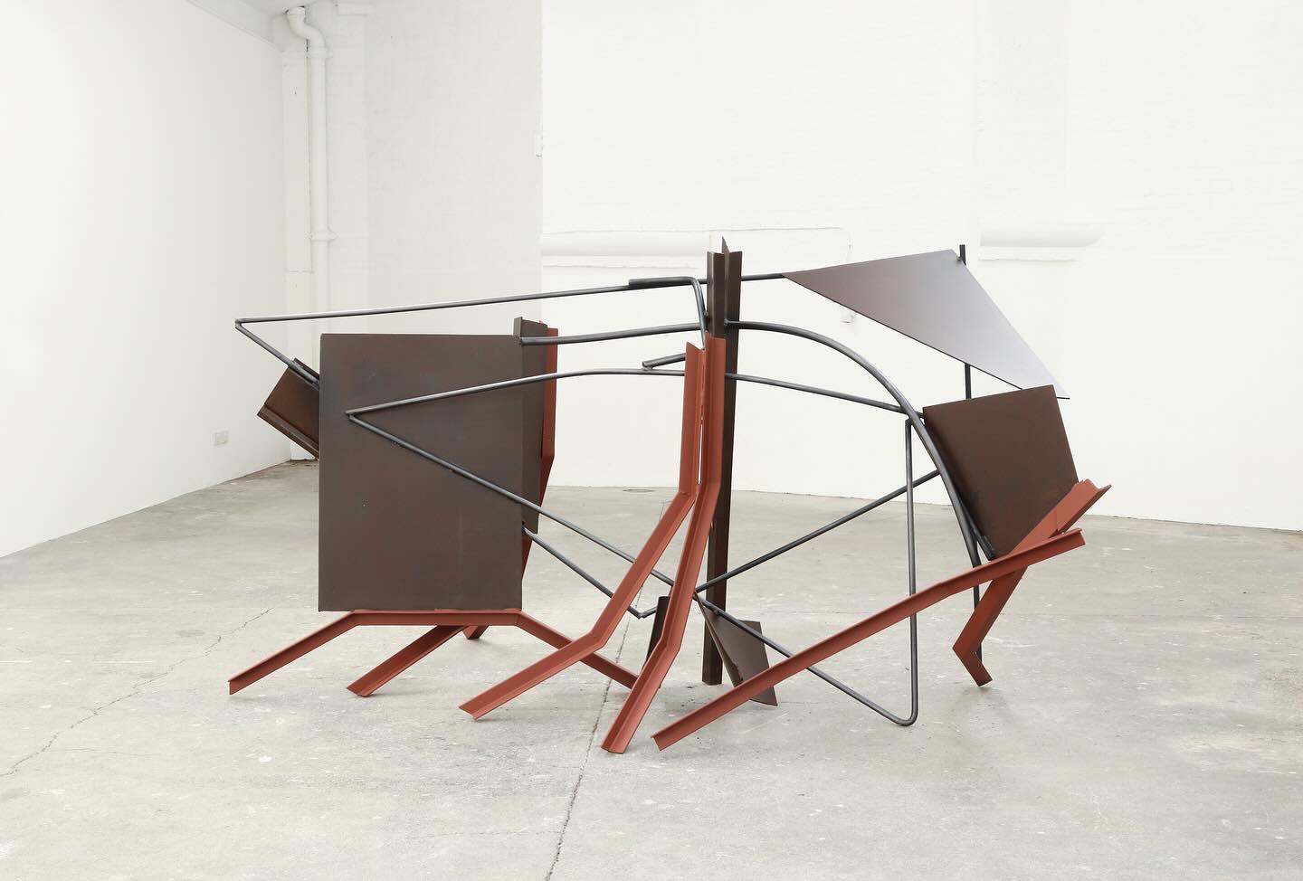Open now! ‘That feeling of being alive, of jumping, dancing almost’ opens this Autumn at Anthony Caro’s main former studio in Camden Town. The display brings into dialogue works by Anthony Caro and abstract painter Paul Caro, featuring 17 sculptures and paintings made between 1975-2024. It takes as it focus the dynamic relationship between movement and poise in each artist’s work.
That feeling of being alive, of jumping, dancing almost
📍38C Georgiana Street, London, NW1 0EB
Preview event
Thursday 16th October 6-8pm
Open
Friday 17th October and Saturday 18th October 11-4pm (no booking required)
Otherwise open by appointment - sculpture@barfordsculptures.org
Anthony Caro, Emma This, 1977, steel, rusted, blackened and painted red, 150 x 259 x 185.5 cm
#anthonycaro #caro #dialogue #paulcaro #anthonycarocentre