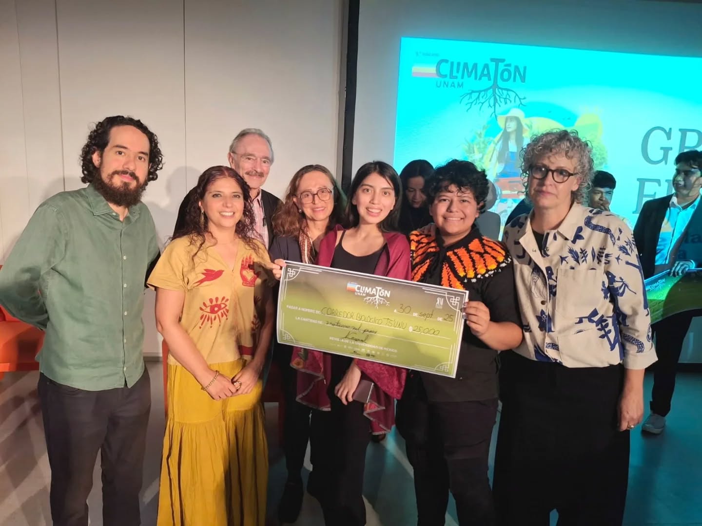 ¡De Tapachula, Chiapas para la UNAM!
Equipo Corredor Biologíco Ts'unu ganador del Climaton UNAM 2025
🦋Evelyn Pinot Campos
🦇Azul Akemy Altuzar Rivera
🐝Luis Antonio Zavala Orozco
Ha sido una experiencia genial estas 5 semanas y venir hasta Ciudad Universitaria en CDMX a presentar en la final.
¡Agradecemos al Climaton UNAM por esta escuchá a los jovenes y felicitamos a TODOS los equipos participantes!
#polinizadores #TapachulaChiapas #climatonunam2025