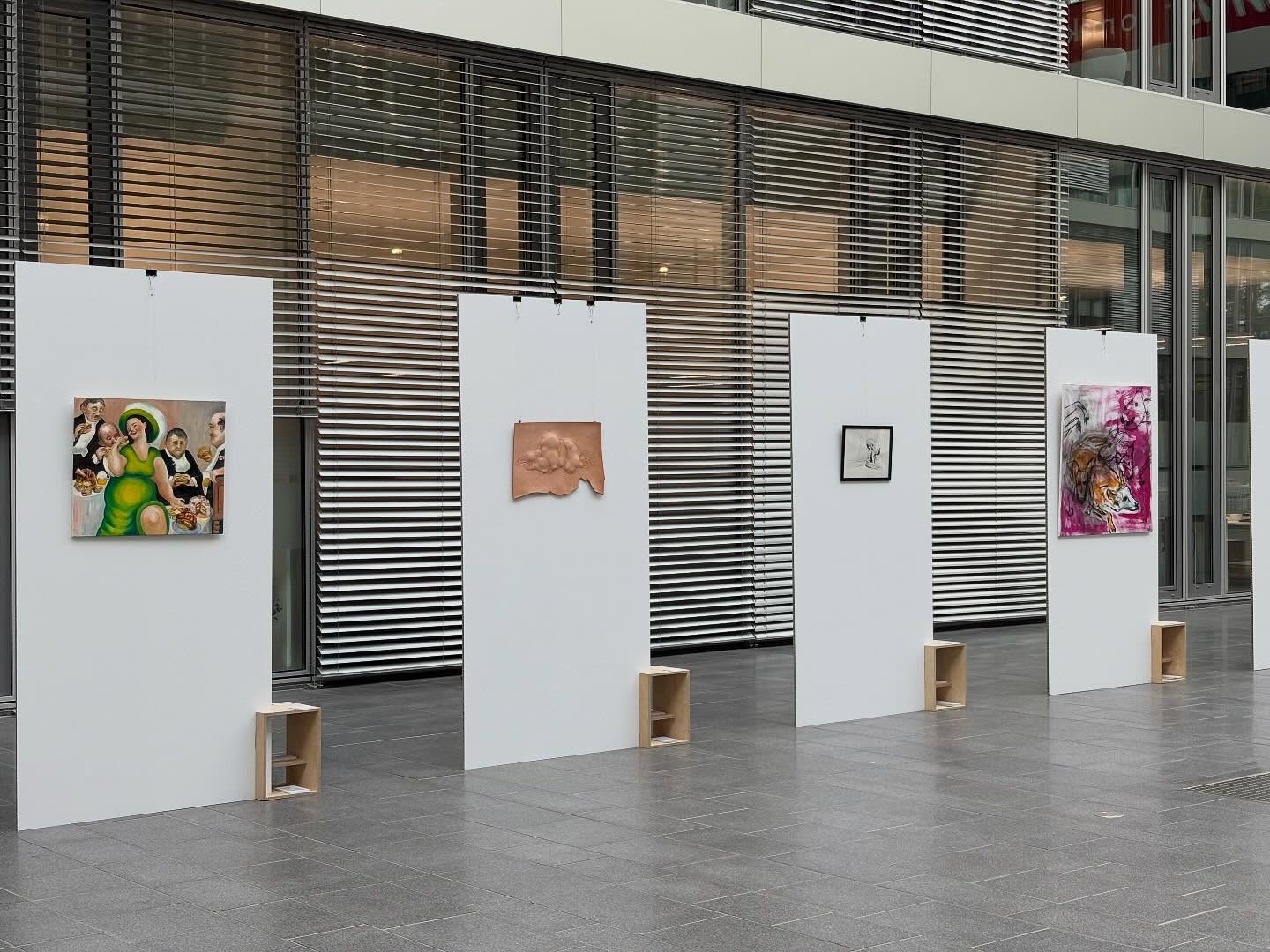 …now it was on us to make this exhibition work! 🤞🏻 Im Rahmen des jährlich stattfindenden Suchtsymposiums bei E.ON in Essen haben wir heute eine zweiwöchige Ausstellung aufgebaut, die sich mit dem Thema „Sucht“ auseinandersetzt.
Außerdem sind wir mit einem Speaker auf dem Symposium vertreten und freuen uns sehr, über die Bedeutung von Kunsttherapie aufzuklären und uns mit den Teilnehmenden auszutauschen!
⚠️ Achtung:
Da die Ausstellung bei E.ON nur konzernintern stattfindet, geben wir vom 25.10. – 08.11. allen die Möglichkeit, alle Werke (und viele weitere tolle Arbeiten) in unserem Kunst- und Galeriehaus zu sehen.
Wir freuen uns auf alle, die vorbeischauen, und danken allen ganz herzlich, die Teil dieser Ausstellung sind!
#art #ibkk #artlover #exhibition #eon #sucht