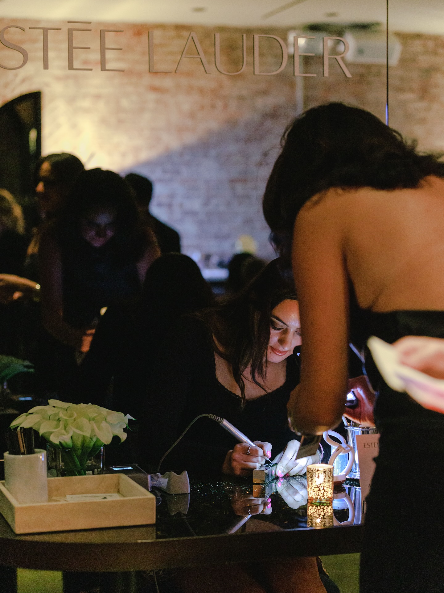 Celebrating the launch of Estée Lauder’s Advanced Night Repair Eye Lift + Sculpt
Guest names engraved while they enjoyed the party!
.
#experientialmarketing #nycartist #nycliveart #nyccalligrapher