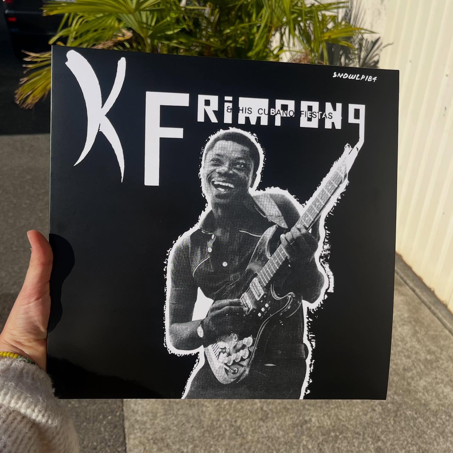 K. Frimpong - And his Cubano fiestas
Chef-d’œuvre de highlife, mêlant formes musicales traditionnelles ghanéennes avec une instrumentation expérimentale et des arrangements innovants.
Réédition de 1977, designée comme à l’origine
Disque noir en 140g
Un projet par le label @soundwayrecords
Mastering et gravure
@thecarverystudio
——
K. Frimpong - And his Cubano fiestas
Highlife masterpiece, melding traditional Ghanaian musical forms with experimental instrumentation and innovative arrangements.
1977 facsimile reissue, designed like back then !
140g black record
Project carried by @soundwayrecords
Mastering & laquer @thecarverystudio
#reissue #records #vinyl #pressingplant #jazz