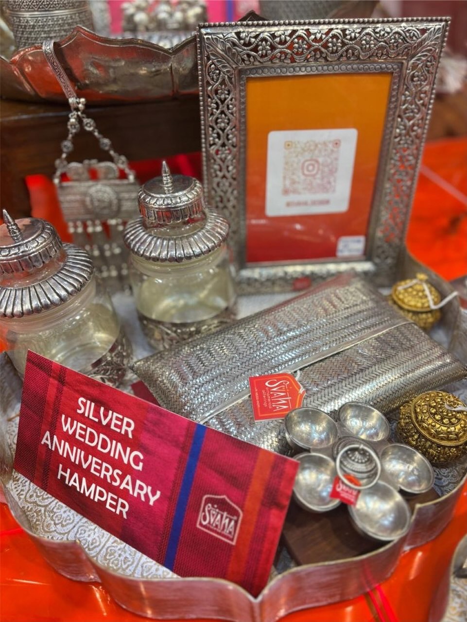 SVAHA - Artifacts “Amore” *gifts for your loved ones on special occassions* ✨
All in SILVER - Silver thatched handmade purse, Jars with lids designed in silver and glass, an open ‘kankavati’, photoframe with filigree cutwork and small jars with lids in 3D engraving work with gold plating
#Svaha #ornamentalofferings #Nirmiti #customisedJewelry #SilverJewelry #HandmadeJewelry #IndianJewelry #JewelryLover #EthnicJewelry #JewelryAddict #HandcraftedJewelry
#MadeInIndia #IndianArtisans #HandcraftedIndia #DesiJewelry #TraditionalJewelry #EthnicVibes
#HandmadeWithLove #ArtisanJewelry #SilverLover #SilverArtefacts #ArtifactsAmore