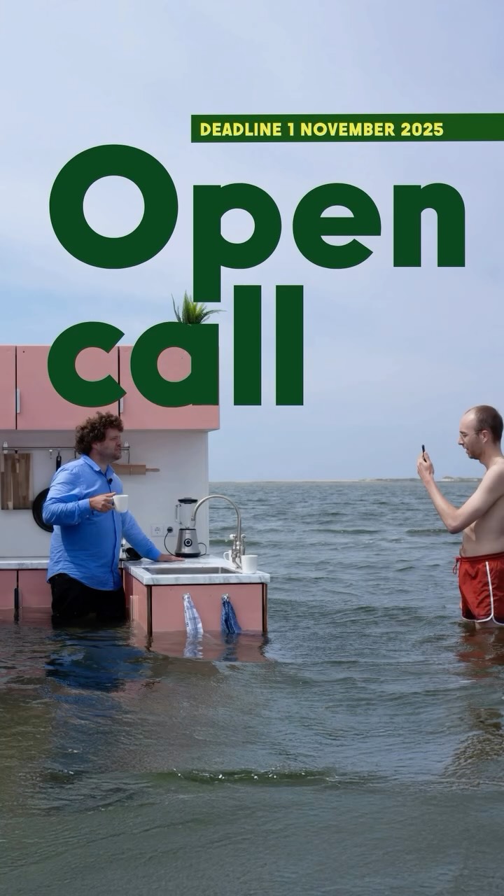 📣Nog 1 maand tot de deadline van de Open Call voor de Symbio Kunstprijs is geopend! Indienen kan tot 1 november.
Stichting Symbio vraagt aandacht voor de disbalans tussen mens en natuur. Voor de vierde keer nodigen we beeldend kunstenaars uit om nieuwe perspectieven te bieden op ingewortelde tradities. Makers die de durf hebben een beeld te schetsen van een wereld in transitie naar een duurzame toekomst.
De open call is een samenwerking tussen @oerolterschelling en Stichting Symbio. Het winnende werk wordt in juni 2026 gepresenteerd tijdens Oerol Festival op Terschelling.
📸 Beeld:
De Keuken en het Tij door Bart Eysink Smeets (Symbio Kunstprijs 23-24)
The Descent door Tamar Blom (Symbio Kunstprijs 22-23)
The Fountain of Heartbeats door Sanne Vaassen (Symbio Kunstprijs 24-25)
Jury: @jpekker @yukikho @gemmareuten @ruigrokimke @hansdhj en Marin de Boer
Meer info via link in bio!
#opencall #stichtingsymbio #positieveverandering #symbiokunstprijs #oerolfestival
