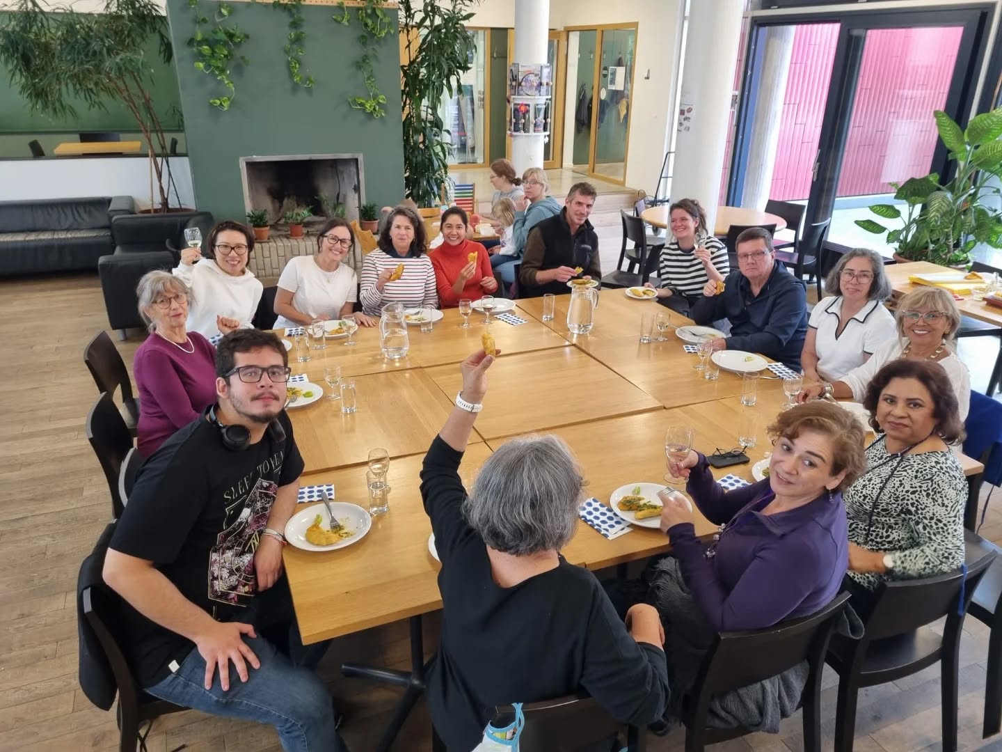 At our latest Kitchen Lab, Juliana and her aunt brought the flavors of Colombia to our table with delicious empanadas.
A heartfelt thank you for sharing your recipe!
Don’t miss our next session on October 21, when Hanna will guide us in preparing Latkes. See you there!
----
En nuestro último Kitchen Lab, Juliana y su tía nos trajeron los sabores de Colombia con unas deliciosas empanadas.
¡Un enorme agradecimiento por compartir su receta con nosotros!
No te pierdas la próxima sesión el 21 de octubre, donde Hanna nos enseñará a preparar Latkes. ¡Te esperamos!
----
In unserem letzten Kitchen Lab brachten Juliana und ihre Tante die Aromen Kolumbiens mit köstlichen Empanadas auf unseren Tisch.
Ein herzliches Dankeschön, dass ihr euer Rezept geteilt habt!
Verpasst nicht die nächste Session am 21. Oktober, wenn Hanna uns zeigt, wie man Latkes zubereitet. Wir freuen uns auf dich!
#ETKultur #KitchenLab #InterAct #integrationstadtzürich #communitymoments