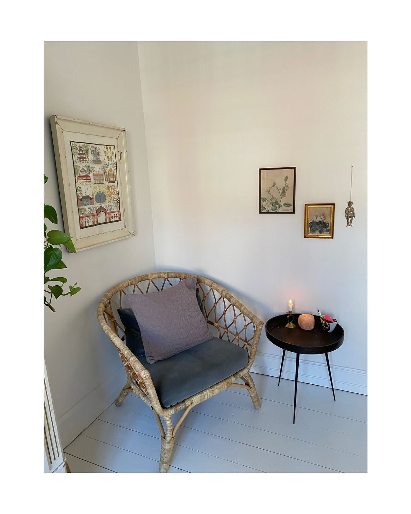 Et trygt sted at lande…
I denne stol er der plads til dig.
Et roligt, intuitivt rum, hvor du kan sænke skuldrene, finde klarhed og mærke dig selv igen.
En Intuitiv Resonanssession er ikke terapi eller coaching – men et tredje felt. Her møder jeg dig med nærvær, spejling og intuition, så du kan begynde at se nye perspektiver og mærke, hvor din indre retning kalder dig hen.
Intropris: 750 kr. for 75 min.
Book din tid via link i bio eller skriv direkte til mig.
Du er velkommen præcis, som du er.
🔸🧡🔸
Kærligst Pernille
______________________________________
#resonansession
#intuition
#1til1session
#selvbevidsthed
#alignment
#essens
#frekvensarbejde
#autencitet
#vibration
#bevidsthedsarbejde
#selvudvikling
#kærlighed
#kenddigselv
#selvomsorg
#hjertesager