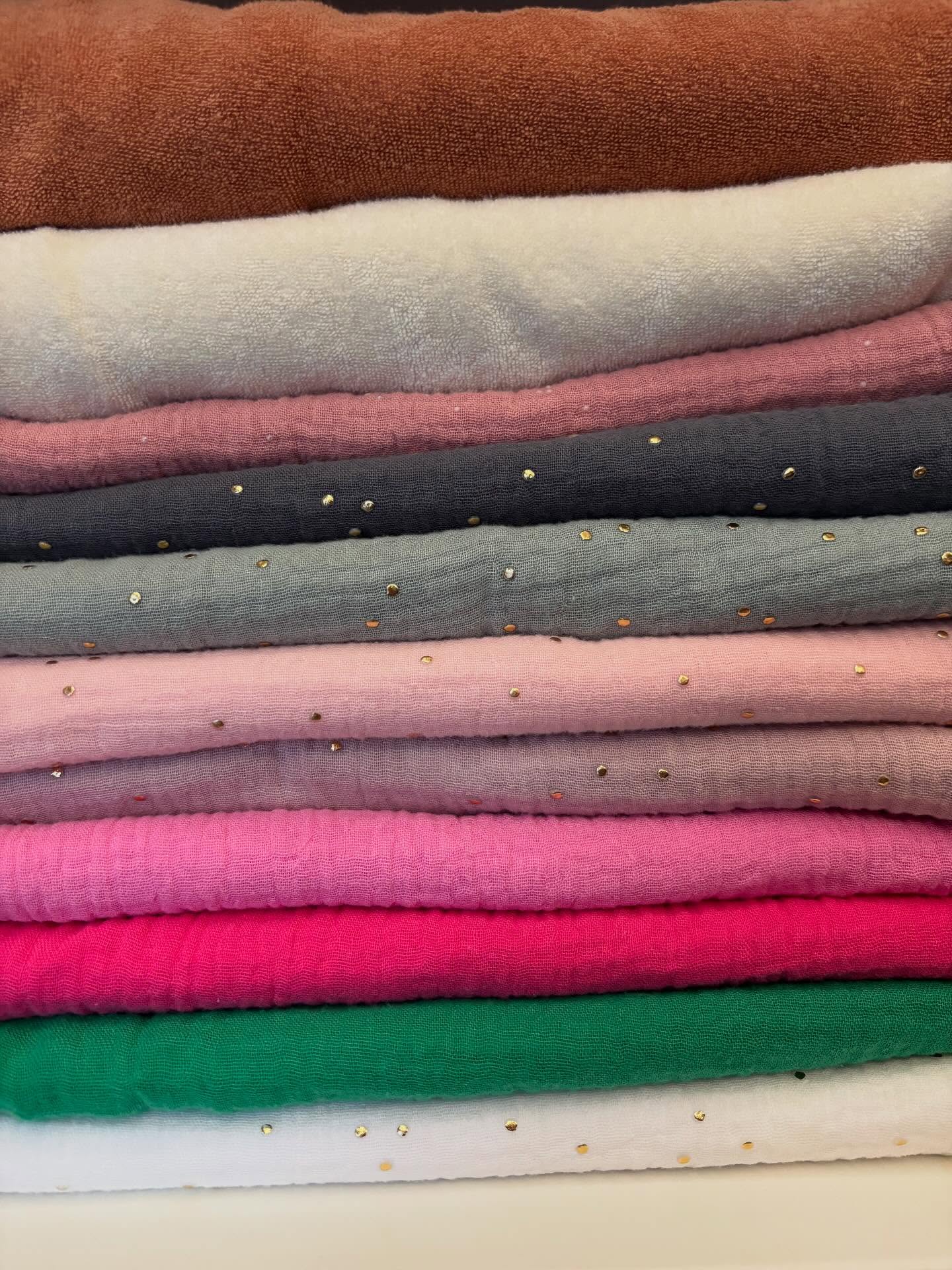 Hello October 🏝️
La fin de saison estivale …
Que faites vous à cette période ?
Moi je me suis mise à mon inventaire, ranger mes dernières jolies robes mère fille dans les boites, pour une éventuelle commande pour les plus chanceux qui partent au soleil cet hiver
Er puis dans mon dressing personnel, plier, ordonner avec soin mes créations en double gaze de coton 🥰.
Et oui ! Il faut apporter un soin tout particulier et ne pas les enfouir au fond d’ un placard 😂😂😂 vous risquez de les sortir toutes froissées !!!
Merci encore pour cette incroyable saison, toujours aussi riche avec de belles nouvelles rencontres sans oublier mes fidèles clientes💞
#gratitude #bonheur #plaisir #artisanat #faitmainavecamour #merefille