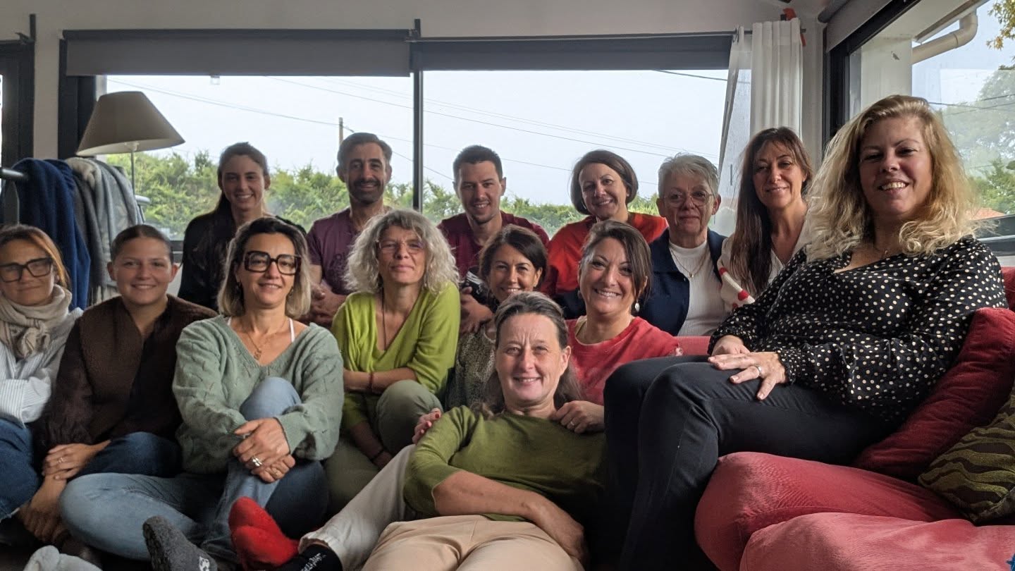 Superbe weekend de constellation familiale. Merci à @leffet_hypnose d'etre venue d'Orleans pour nous permettre de travailler sur nos problématiques.
Merci aux constellants d'avoir eu le courage d'aller guérir leurs blessures. Merci aux participants de nous avoir aider à faire cela.
Le groupe était super. Que d'amour ont été distribués !! Merci à tous ... Vous avez été incroyables !
On me demande souvent pourquoi je continue à travailler sur mes blessures ? Plusieurs raisons. Vivre plus en paix. Lâcher mes colères. Guérir mes maladies. Lâcher les douleurs de mon corps. Mais aussi : ne pas transmettre à mes enfants ou futur petit enfants les blessures de ma lignée : celle de mes grands parents, celle de mes parents et bien sûr les miennes...
Un gros travail a été fait aujourd'hui.
Mais j'en ai encore à faire. Deux wagons ont été éteints. D'autres ont été allumés.
Et vous, est-ce que vous faites des choses pour vous sentir en paix ?