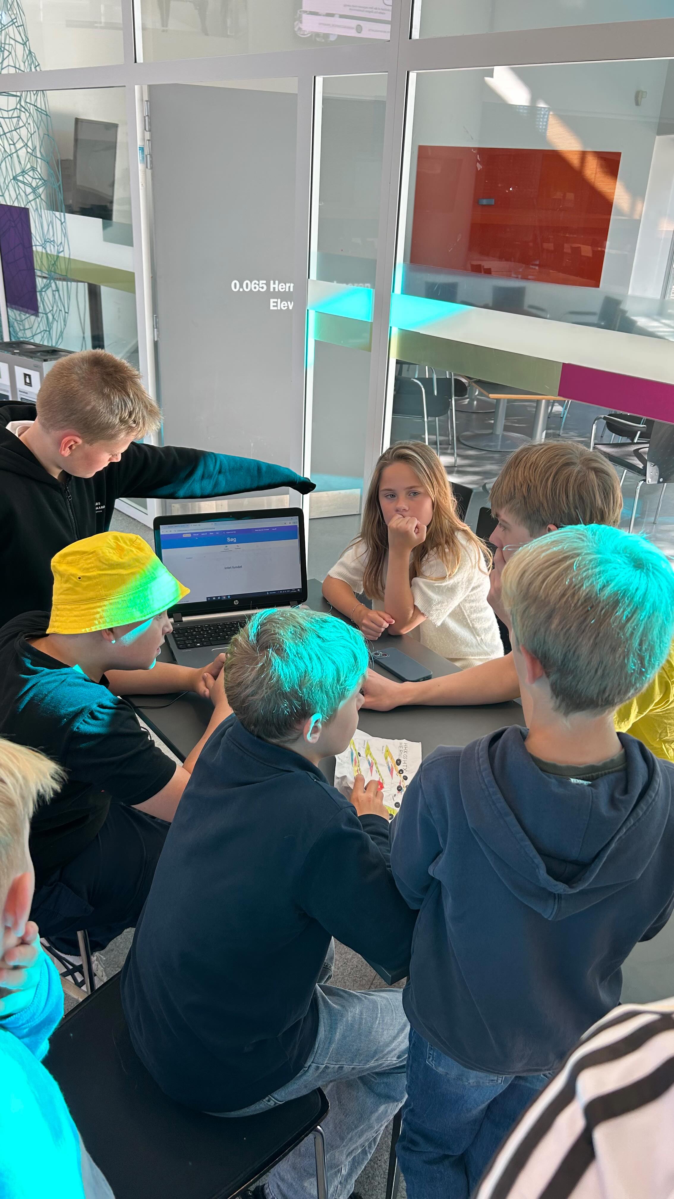 DE SMÅ GRÅ MÅTTE PÅ ARBEJDE, da 5. klasse deltog i Naturvidenskabsfestival 2025 🤓🧠
På fagdagen, for et par uger siden, blev 5. klasse udfordret på et stjerneløb til årets Naturvidenskabsfestival på Herningsholm Gymnasium.
HTX 2. årgang havde arrangeret stjerneløbet for os - med en masse forskellige opgaver, hvor vores elever kunne prøve kræfter med alt muligt spændende fra papirfly til robotteknologi, indenfor og udenfor 😃
Det var en virkelig inspirerende dag, som gav stof til eftertanke hos både eleverne og lærerne, der deltog 🤩
Tak for en herlig og lærerig dag @herningsholm.dk 🙌
@naturvidenskabsfestival #Naturvidenskabsfestival #Herningsholm #5klasse #Stjerneløb #Naturvidenskab #Inspiration #Læring #Fællesskab #Friskoleliv #Friskole #HerningFriskole #EtGodtStedAtLæreVæreOgVokse