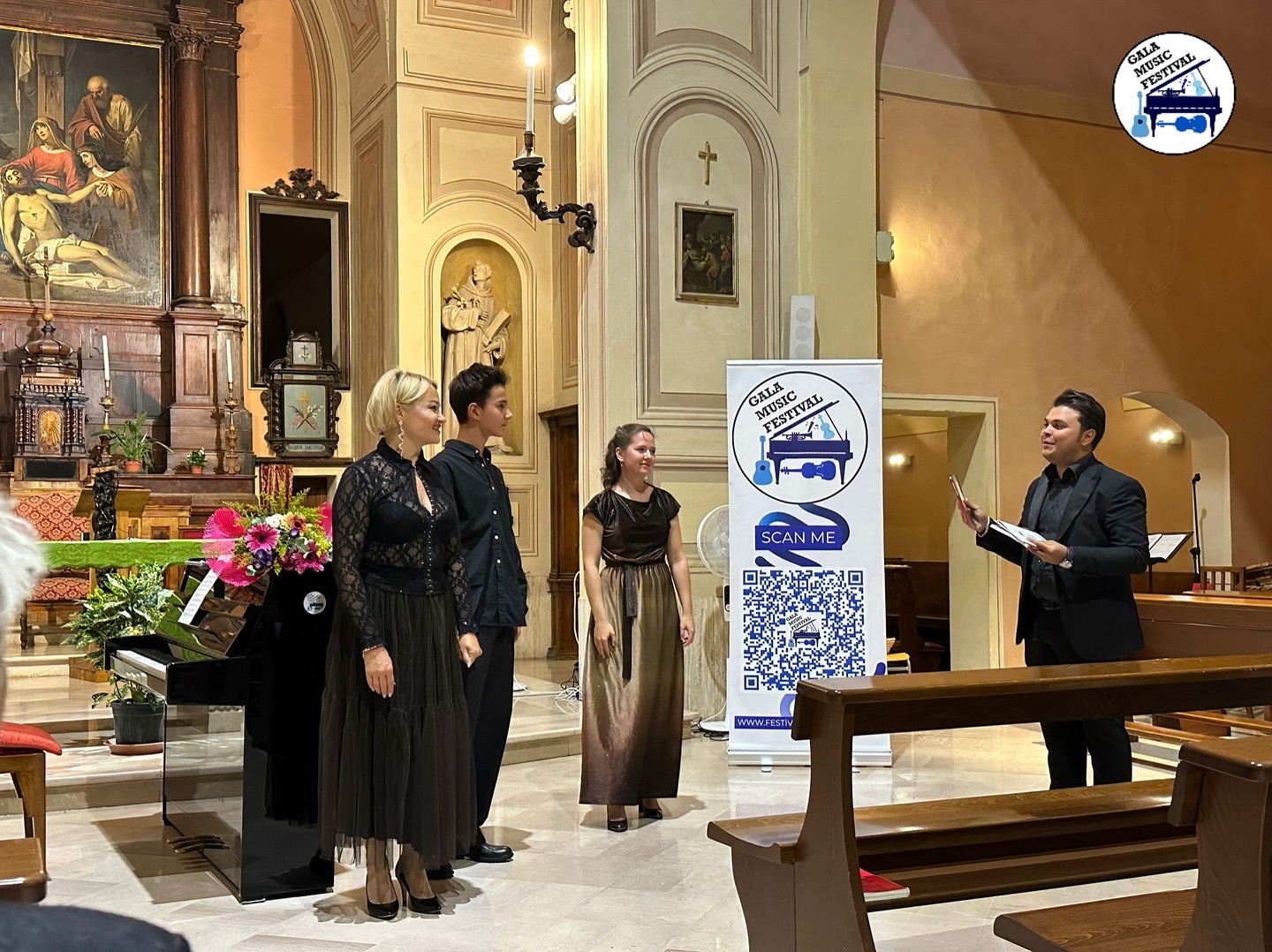 “La Voce da un Altro Mondo” 27.09.2025
Chiesa dei Frati Cappuccini, Imola
Un giorno fa, nella suggestiva cornice della Chiesa dei Frati Cappuccini di Imola, abbiamo vissuto un viaggio musicale che ha toccato le corde più profonde dell’anima.
La voce intensa e magnetica di Anastasia Pirogova, insieme alla sensibilità artistica di Ekaterina Chebotareva, ci hanno condotto nel cuore della grande tradizione russa, ricca di pathos, lirismo e bellezza senza tempo.
Un ringraziamento speciale anche al giovane talento Timofei Lifshits, vincitore del concorso MusicArte 2025 di Tiggiano, che con il suo interludio pianistico ha arricchito la serata con la forza espressiva della nuova generazione.
Il Gala Music Festival continua il suo cammino, portando sul palco non solo musica, ma esperienze che restano impresse come incontri con qualcosa di eterno.
Grazie di cuore al pubblico che ha reso questa serata indimenticabile.
La magia continua…
📸 Ringraziamo @palina_satz
#galamusicfestival #musica #imola #concerto #voce #pianoforte #arte #cultura #russia #lirismo #classica #pubblico #emozioni #eterno