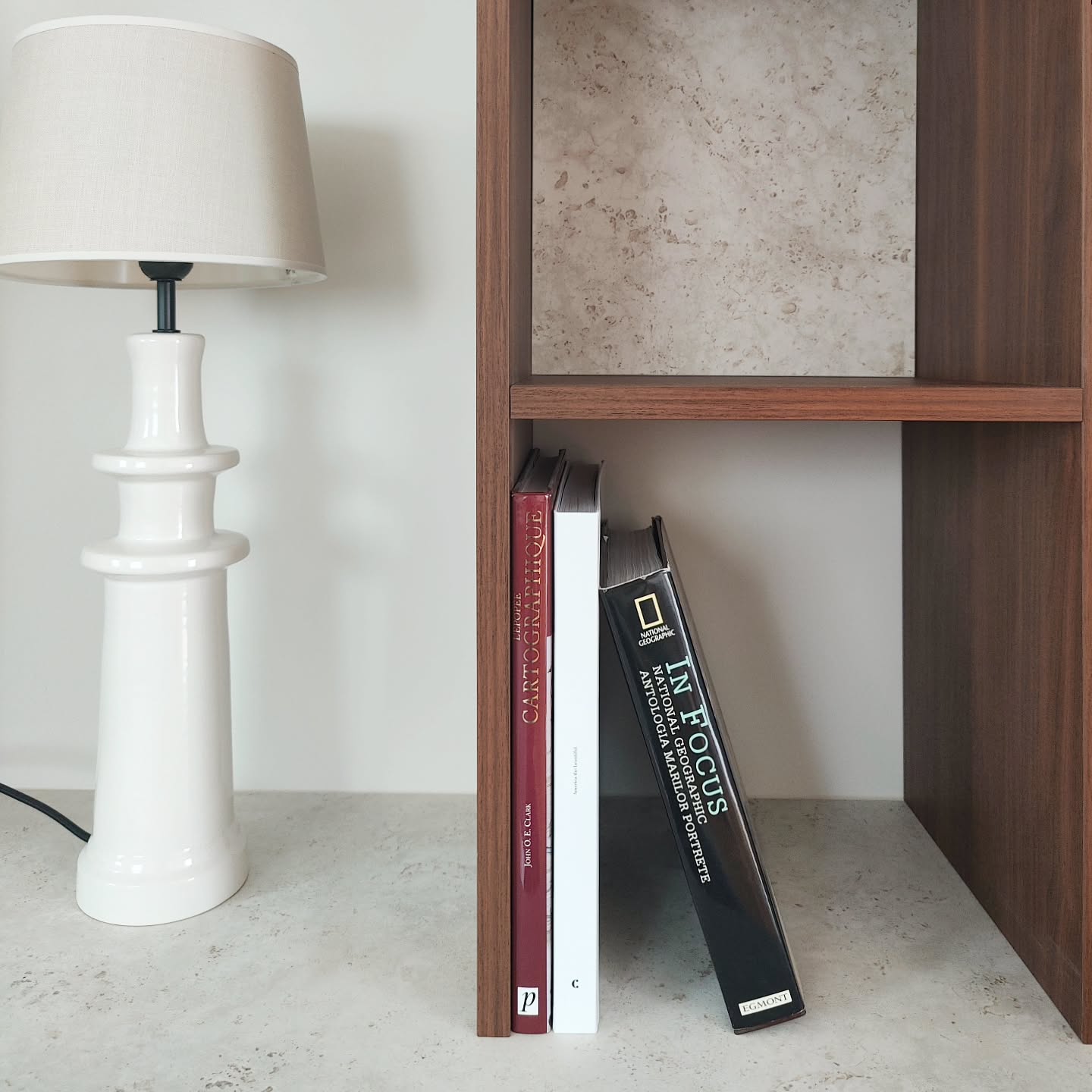 Détails du meuble dessiné sur mesure by @gallishop
Meuble TV biblio en décor noyer, plateau et fond de niche en @dektonbycosentino @cosentino_france. @adequate.marbrerie
#architectureinterieure #gallishop
#architecteinterieur #designerinterior
#architectedinterieur #interiordesign #archideco #calvados #normandie #deco #pierre #dekton #meuble #surmesure #agencement #conception #realisation #chantier #bois #meubletv #decorateur #decoratricedinterieur #designer
