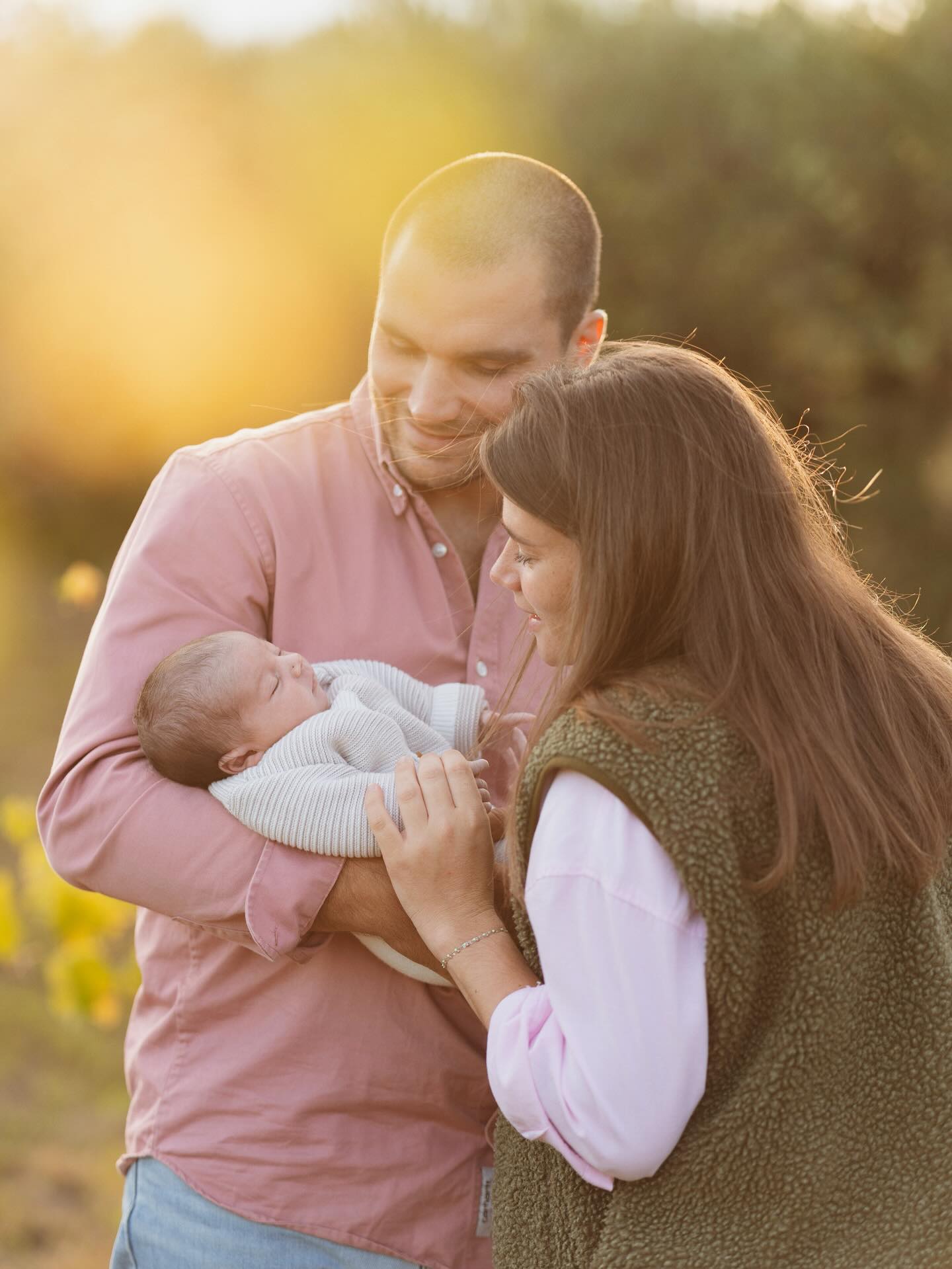 Sous la lumière dorée de l’été indien… une tendre séance naissance, aux côtés de leur fidèle compagnon. Toute la famille réunie pour graver cet instant précieux. 🐾🤍
#seancephotonaissance #seancephotobebe #seancephotonouveauné #seancephotomaternité #parentalité #photographenaissance #photographefamille #photographenimes #photographemontpellier