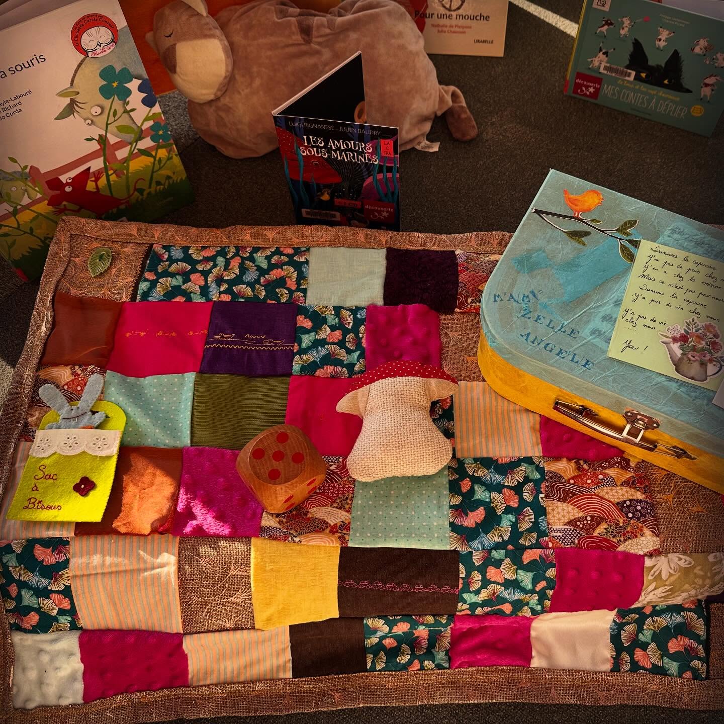 Ce matin le #chouettecercleconteur prépare la séance des p’tits contes du samedi 11 octobre à @astrolabemelun
Nous allons aussi découvrir le tapis de jeu en patchwork avec les règles à inventer, la valise à comptines, les recos du cercle et les nouveautés Pop up et kamishibai.
#popup #kamishibai #contes #conter #raconter #tapisnarratif @librairiedelescalier @lili_pamplemousse